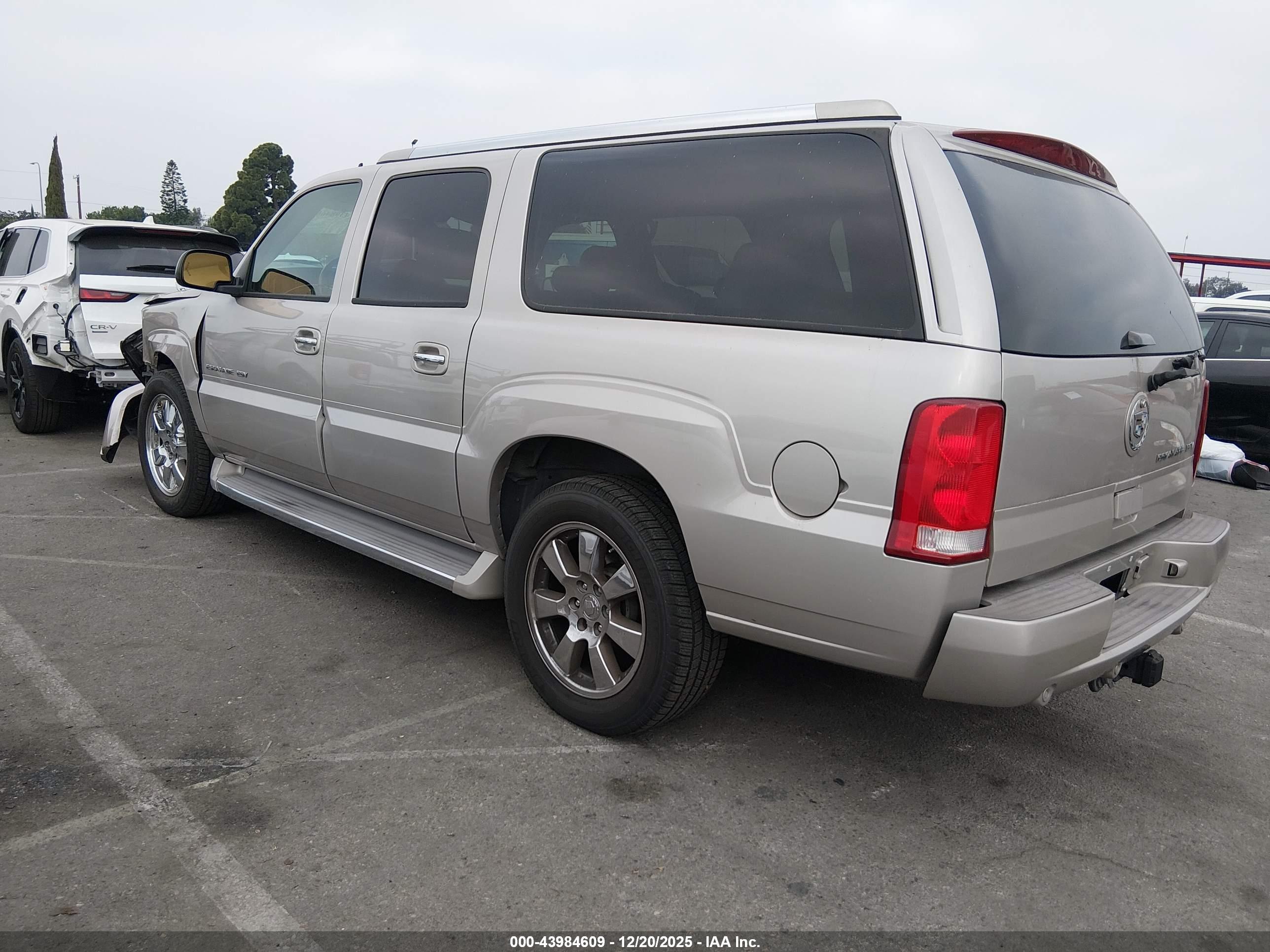 CADILLAC ESCALADE image 3