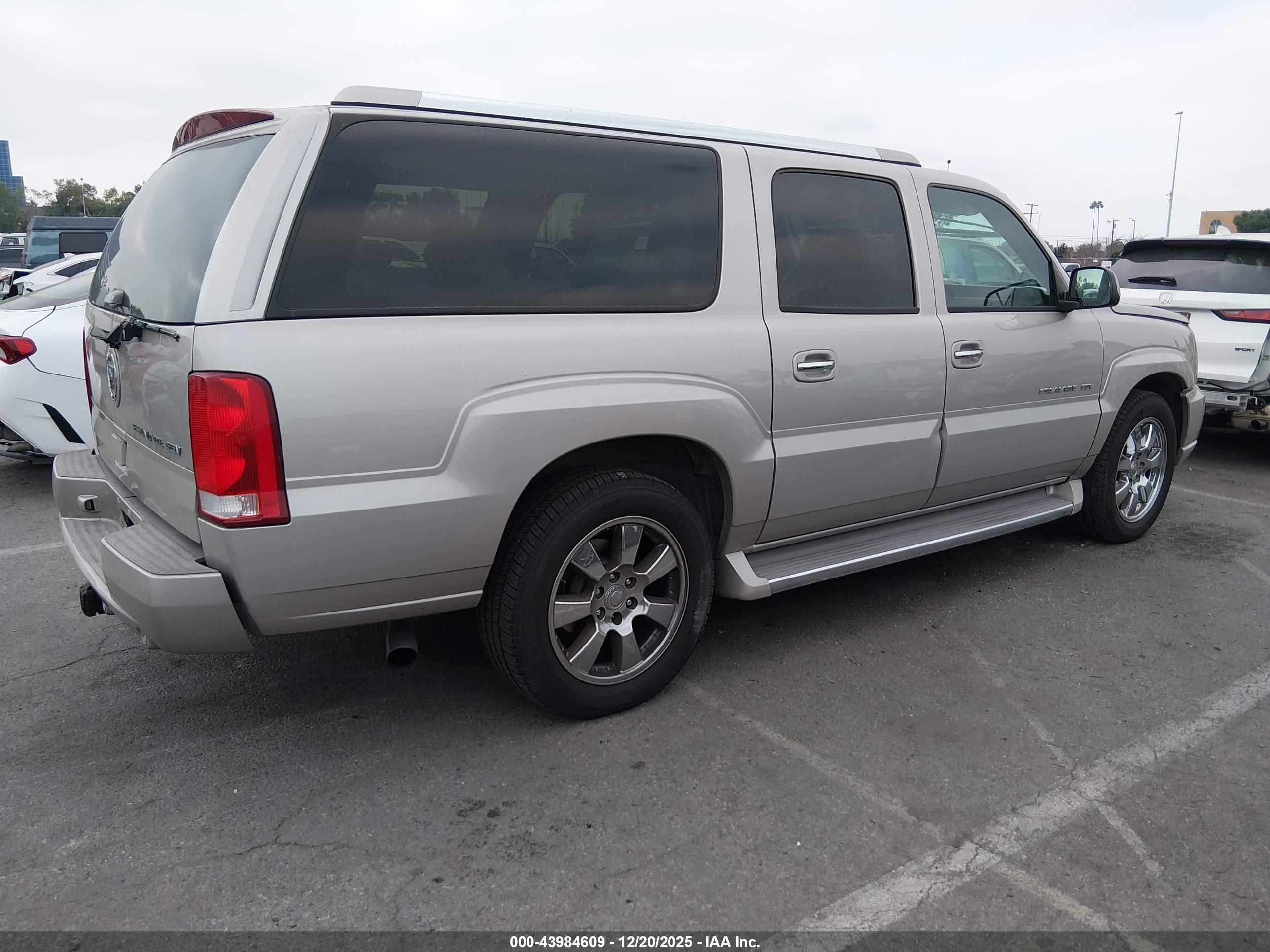 CADILLAC ESCALADE image 4
