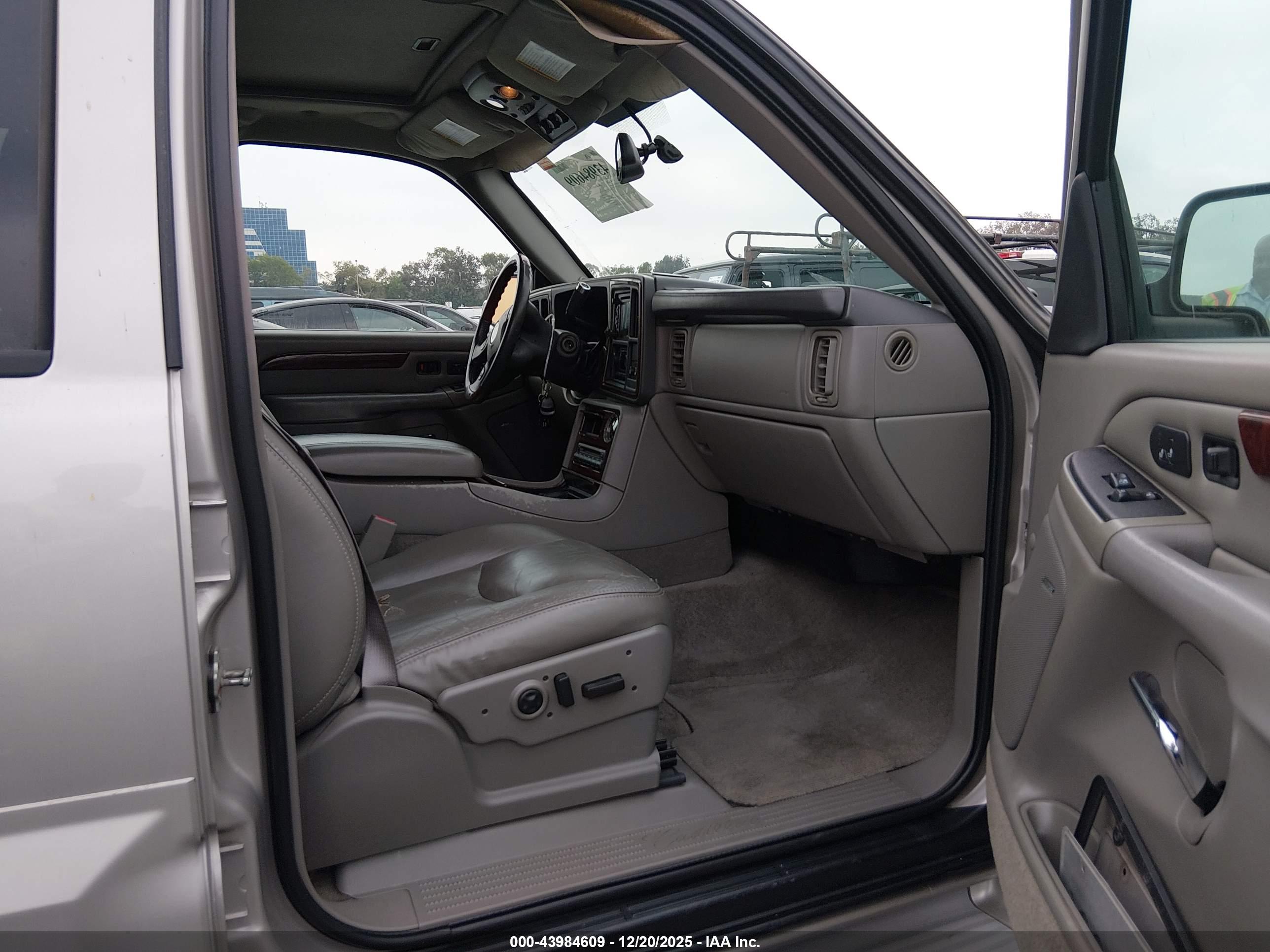 CADILLAC ESCALADE image 5