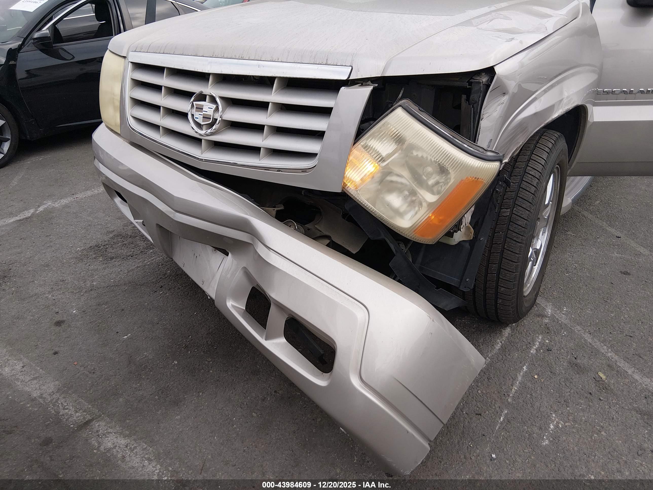 CADILLAC ESCALADE image 6