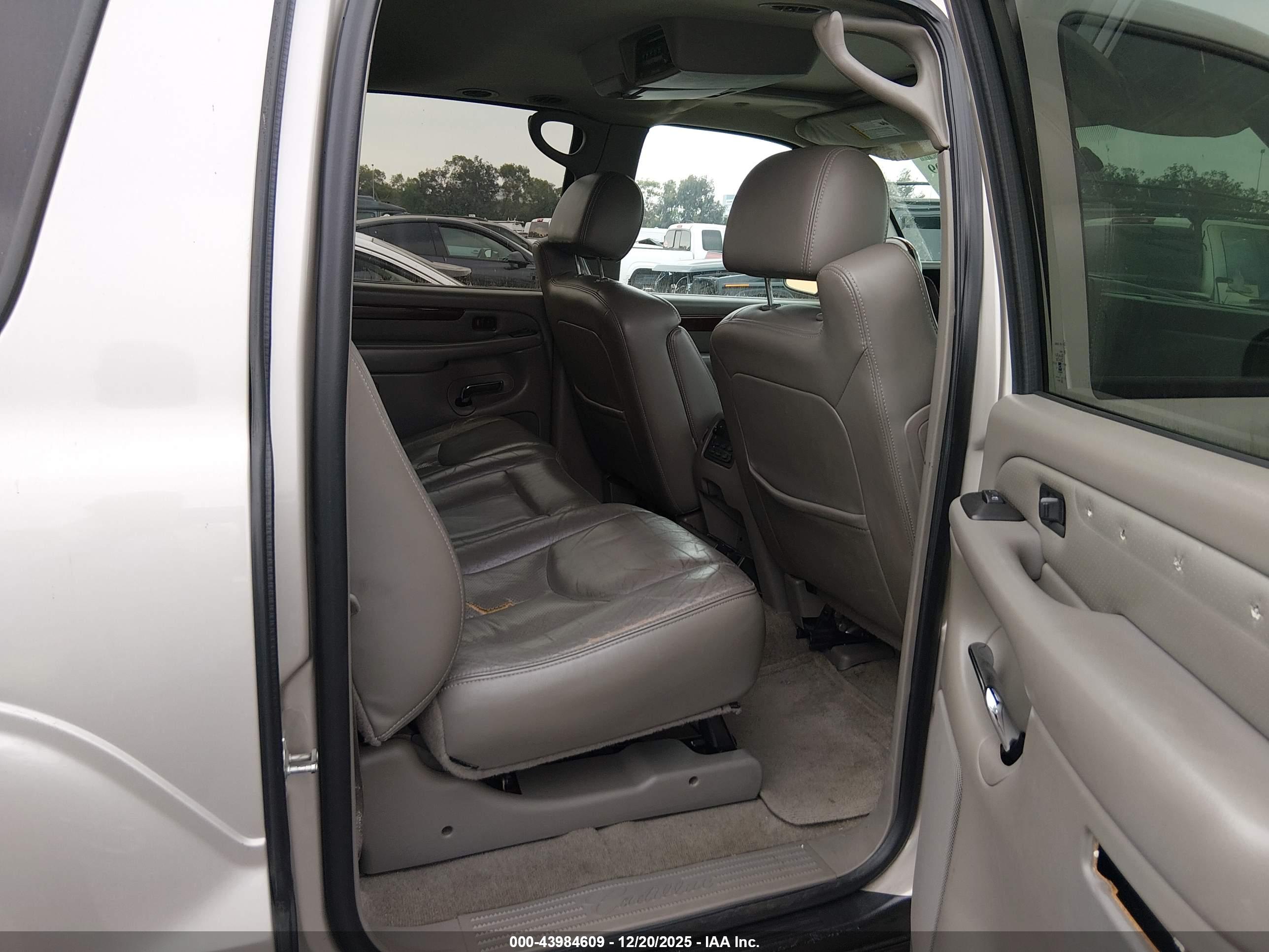 CADILLAC ESCALADE image 8
