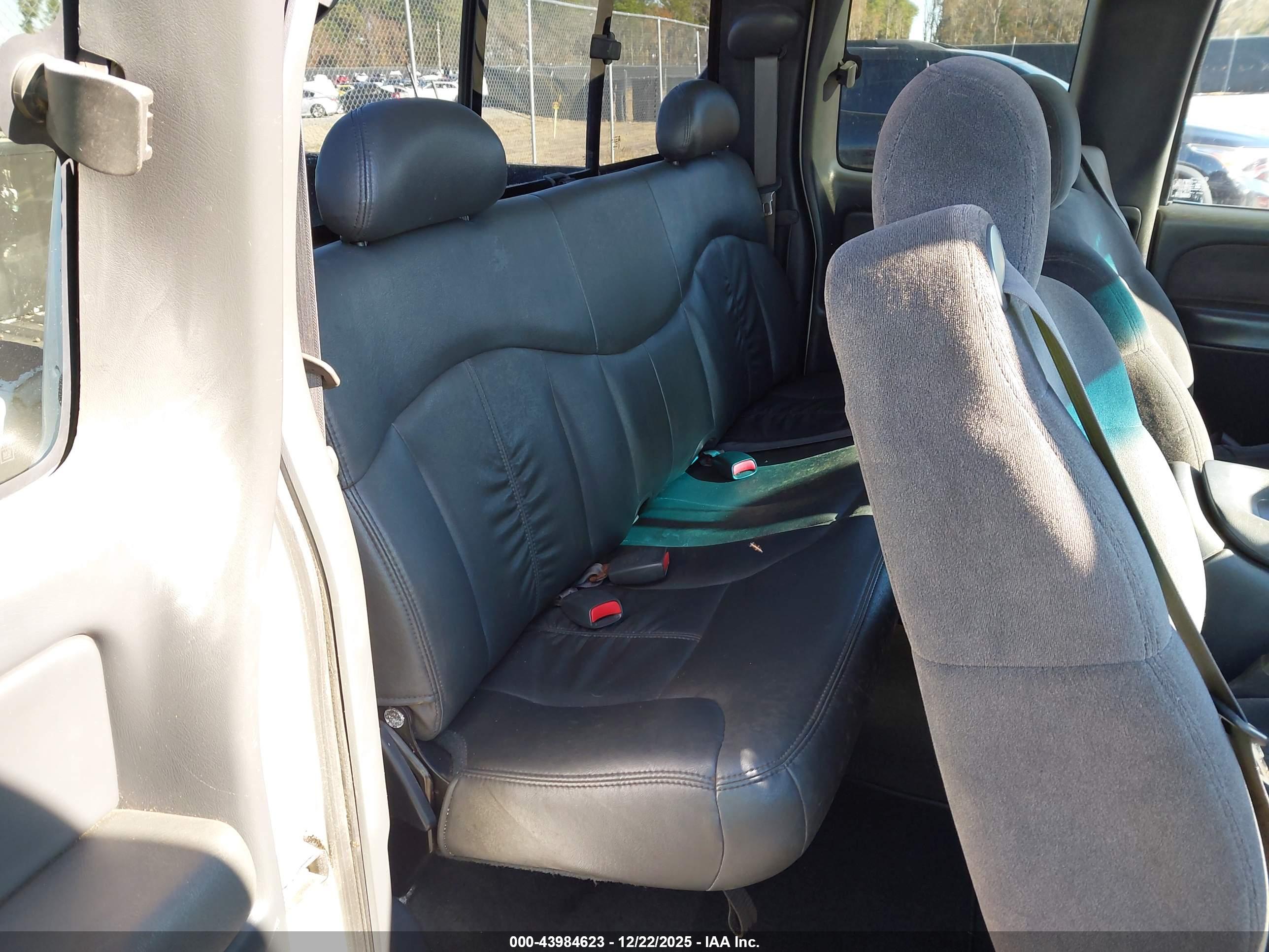 CHEVROLET SILVERADO image 8