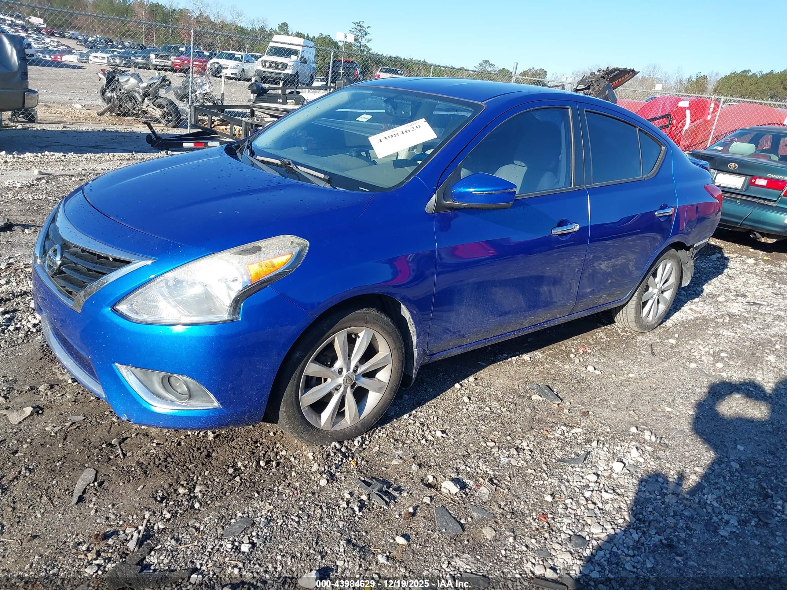 NISSAN VERSA image 2