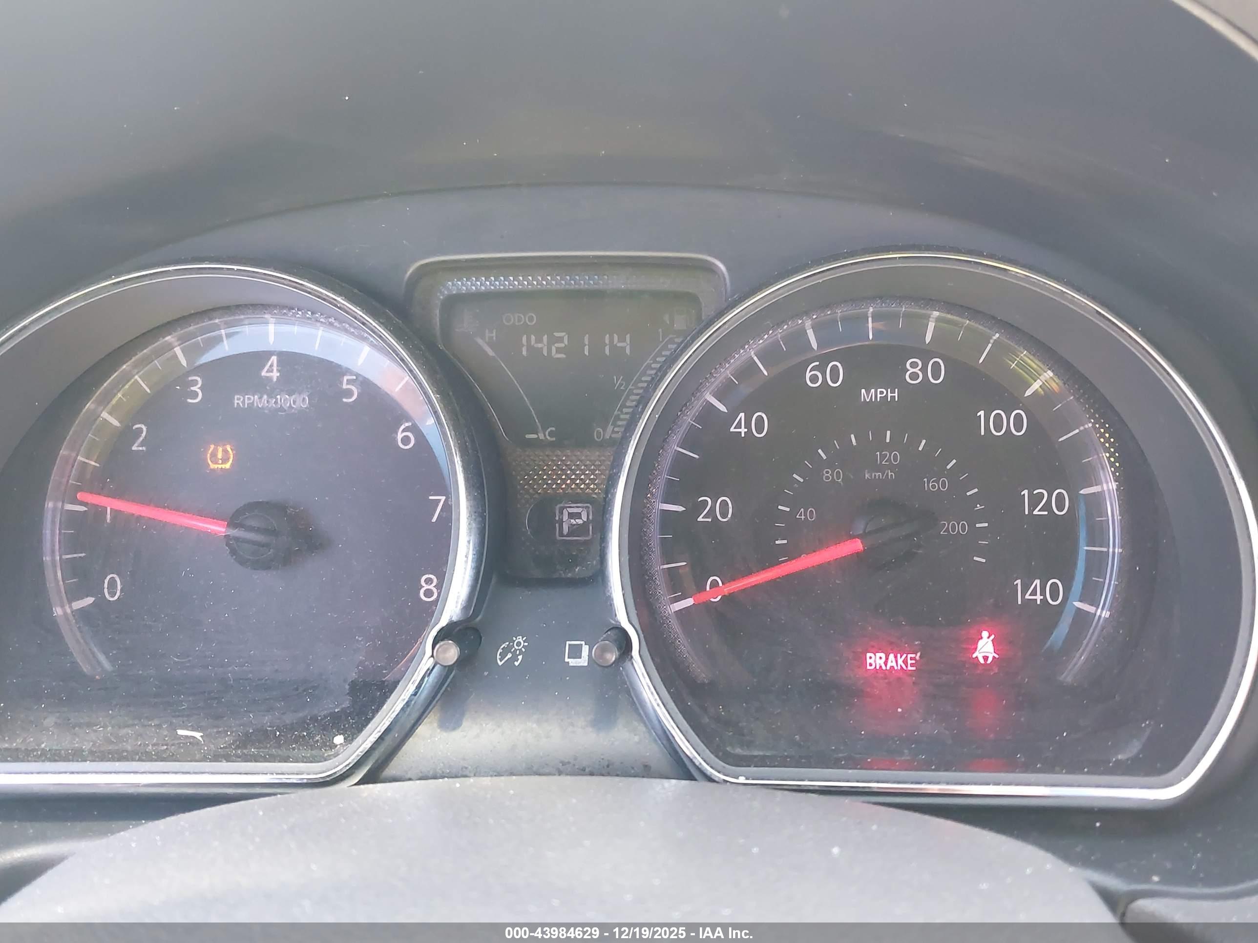 NISSAN VERSA image 7