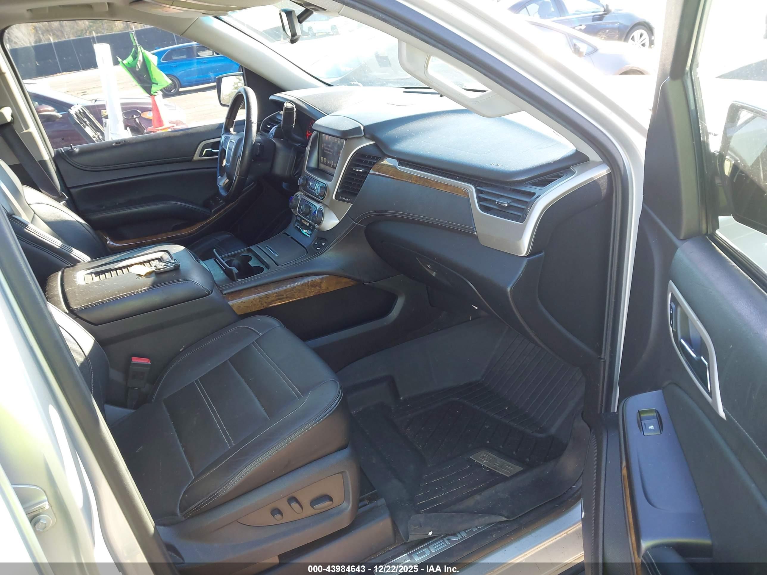 GMC YUKON image 5