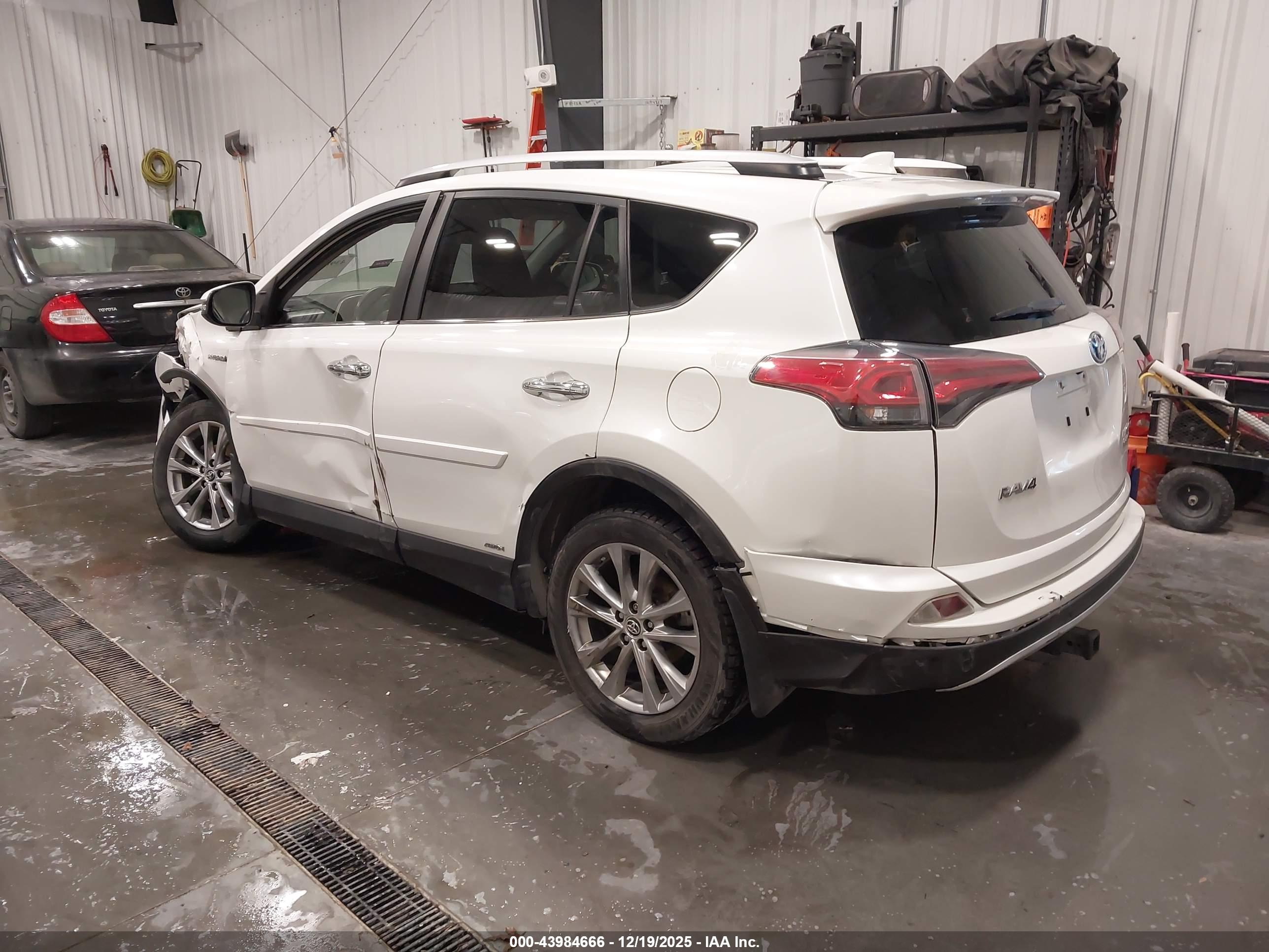TOYOTA RAV4 image 3