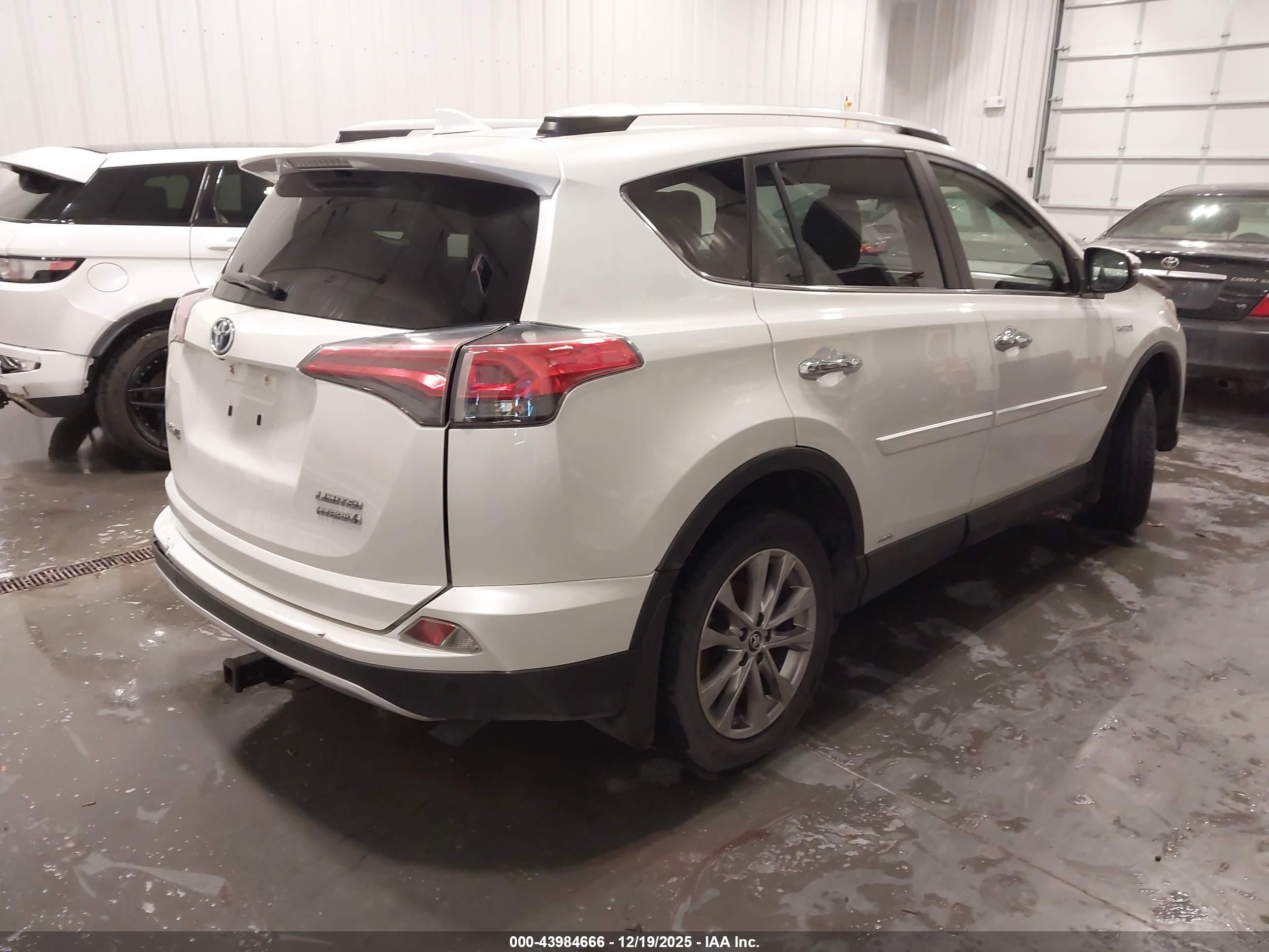 TOYOTA RAV4 image 4