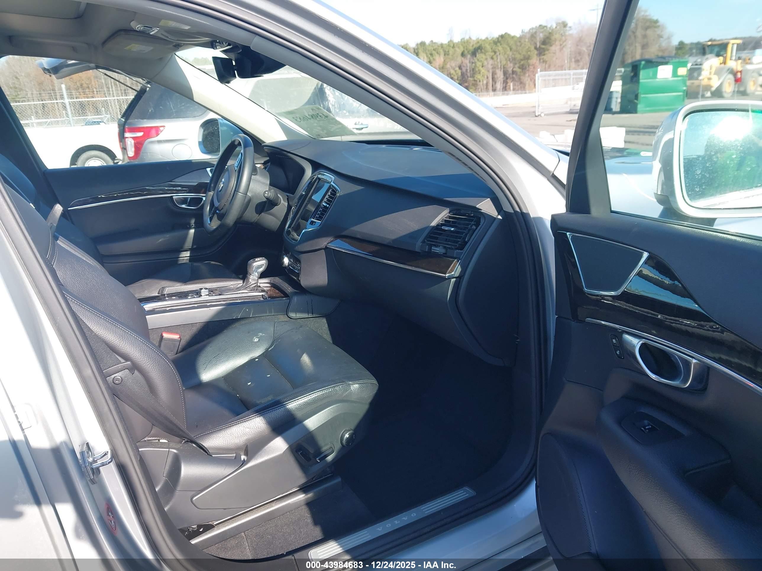 VOLVO XC90 image 5