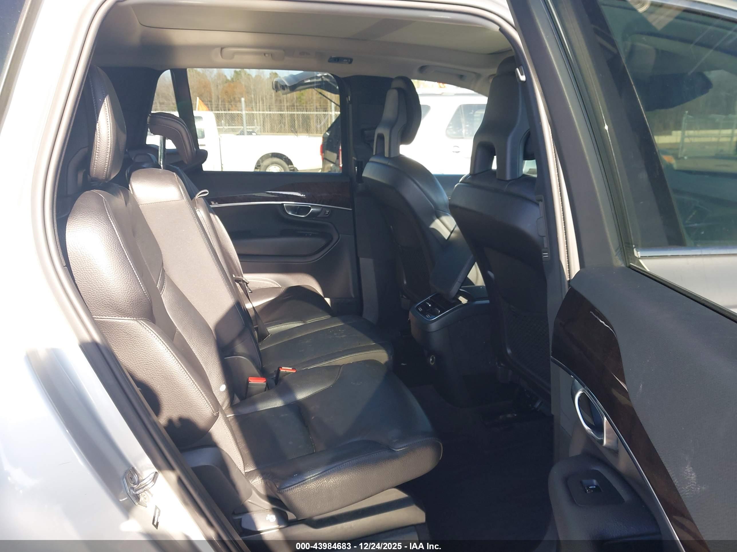VOLVO XC90 image 8