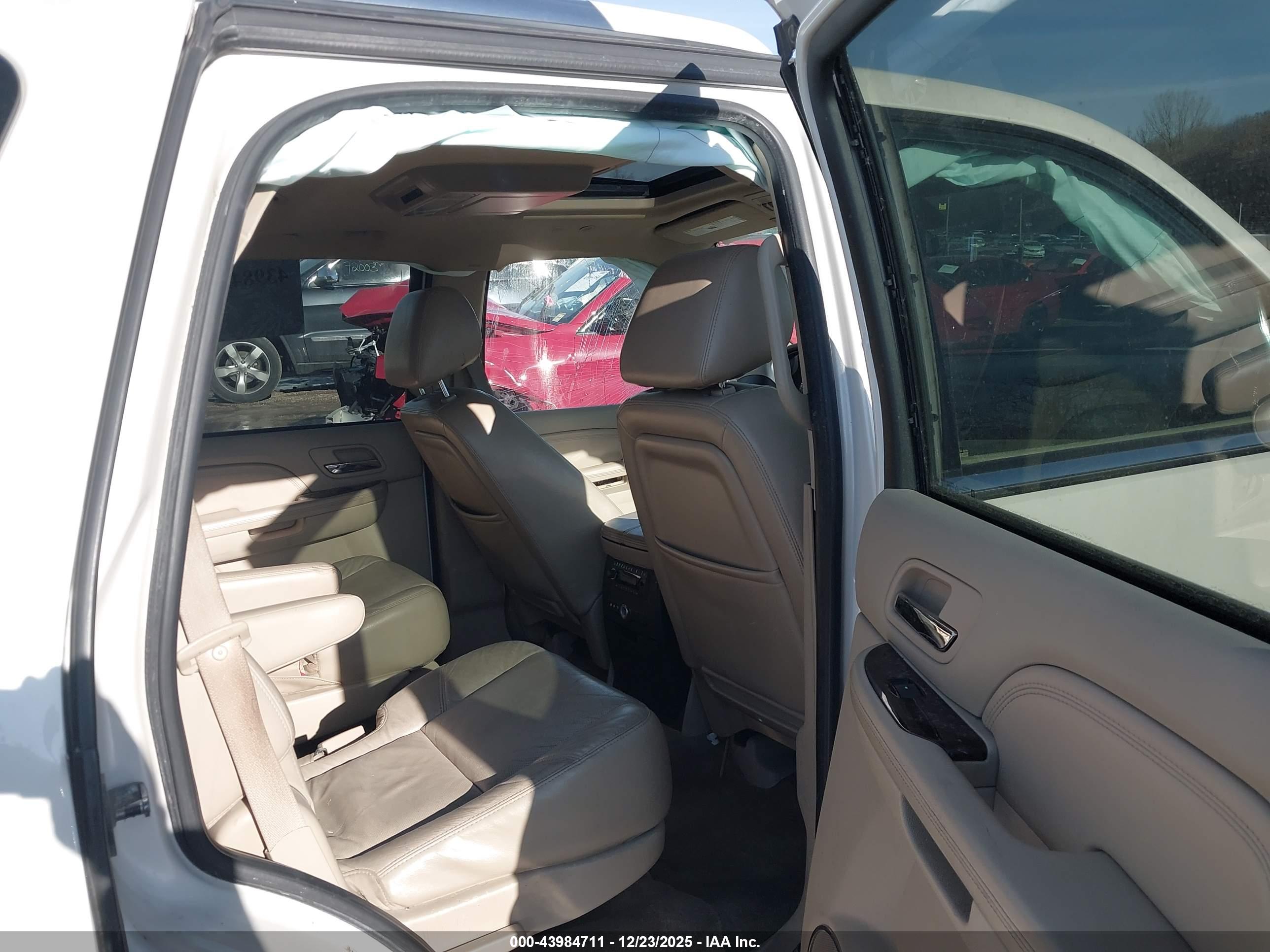 CADILLAC ESCALADE image 8