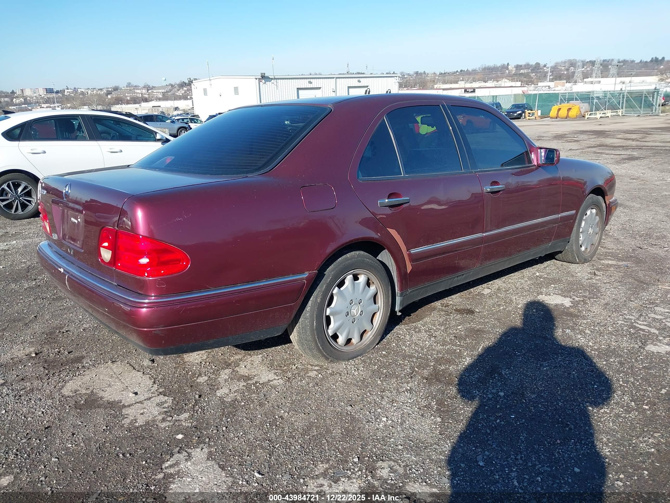 MERCEDES-BENZ E image 4