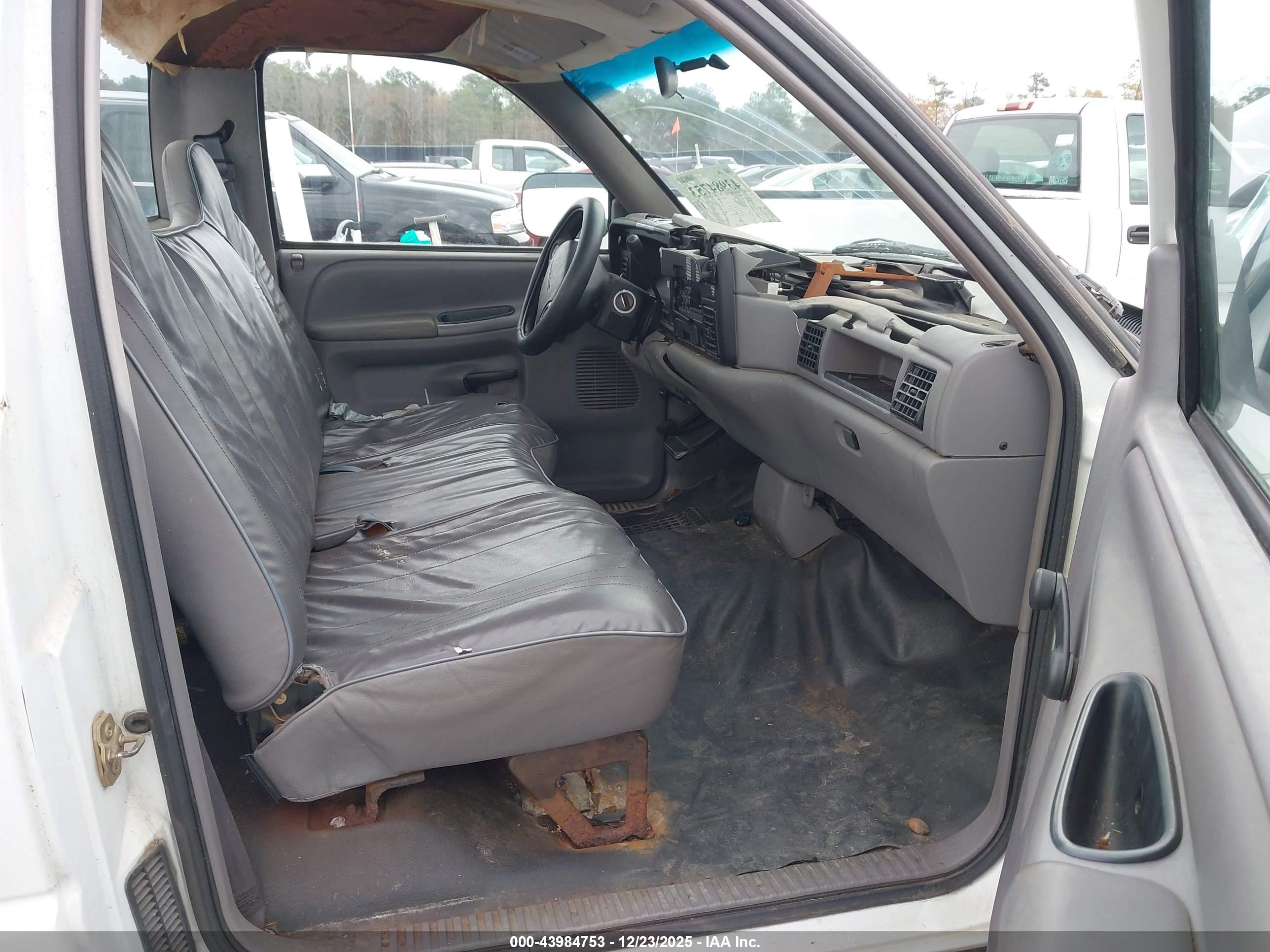 DODGE RAM image 8