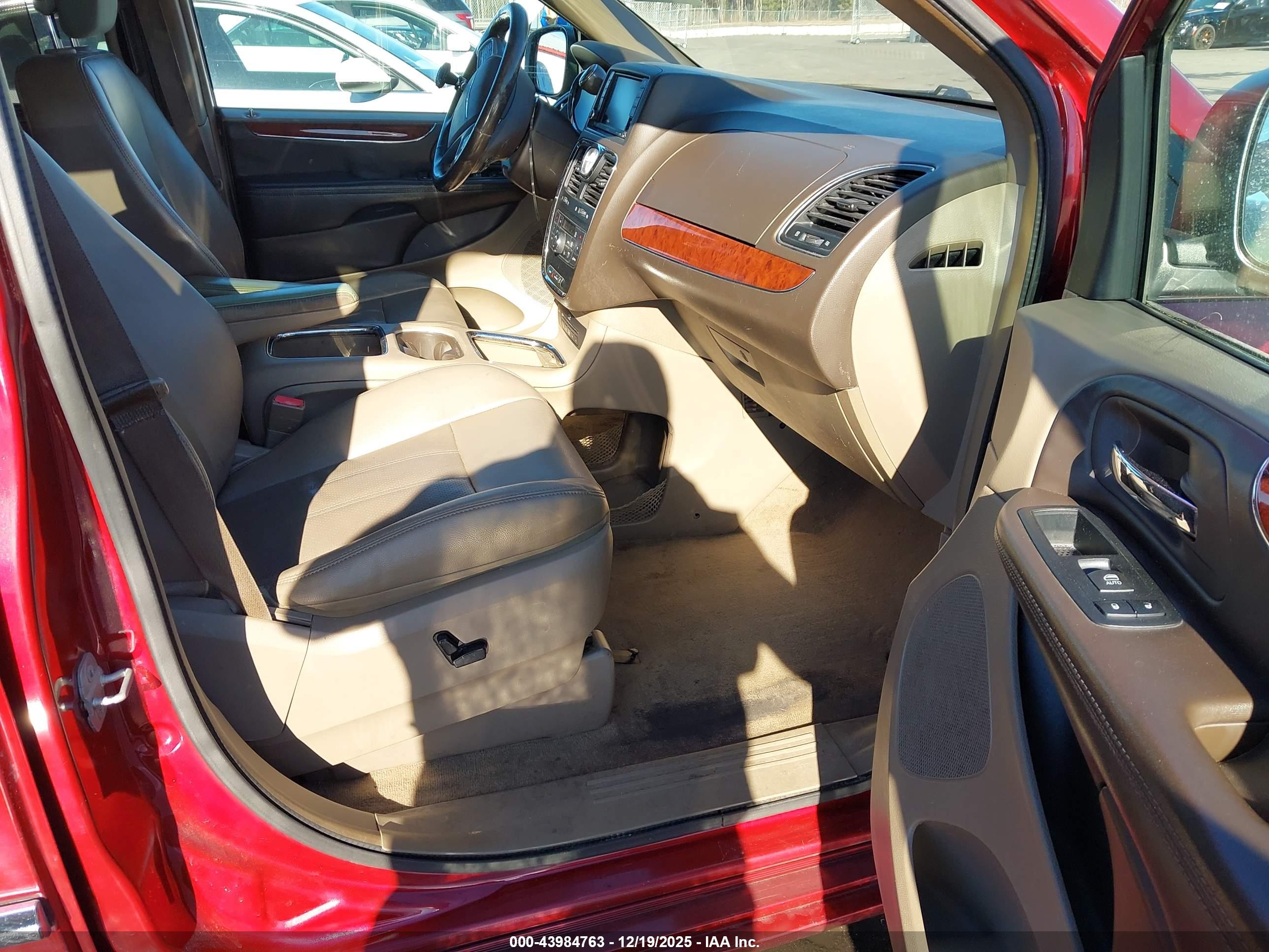 CHRYSLER TOWN image 5