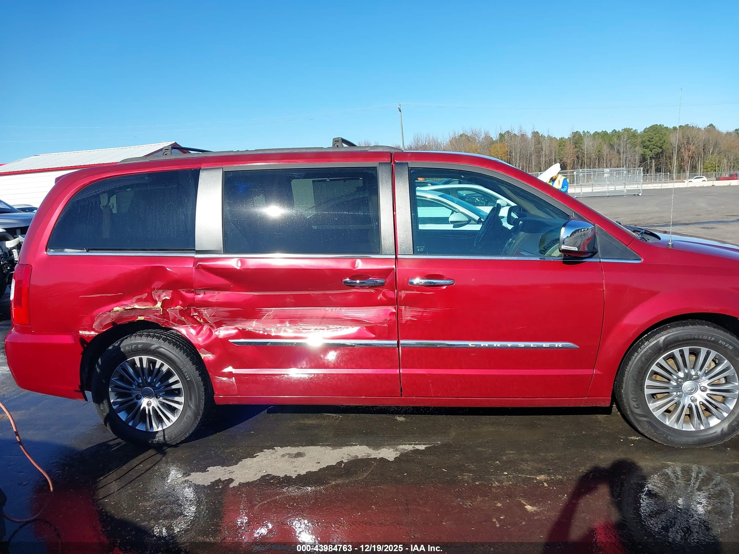 CHRYSLER TOWN image 6