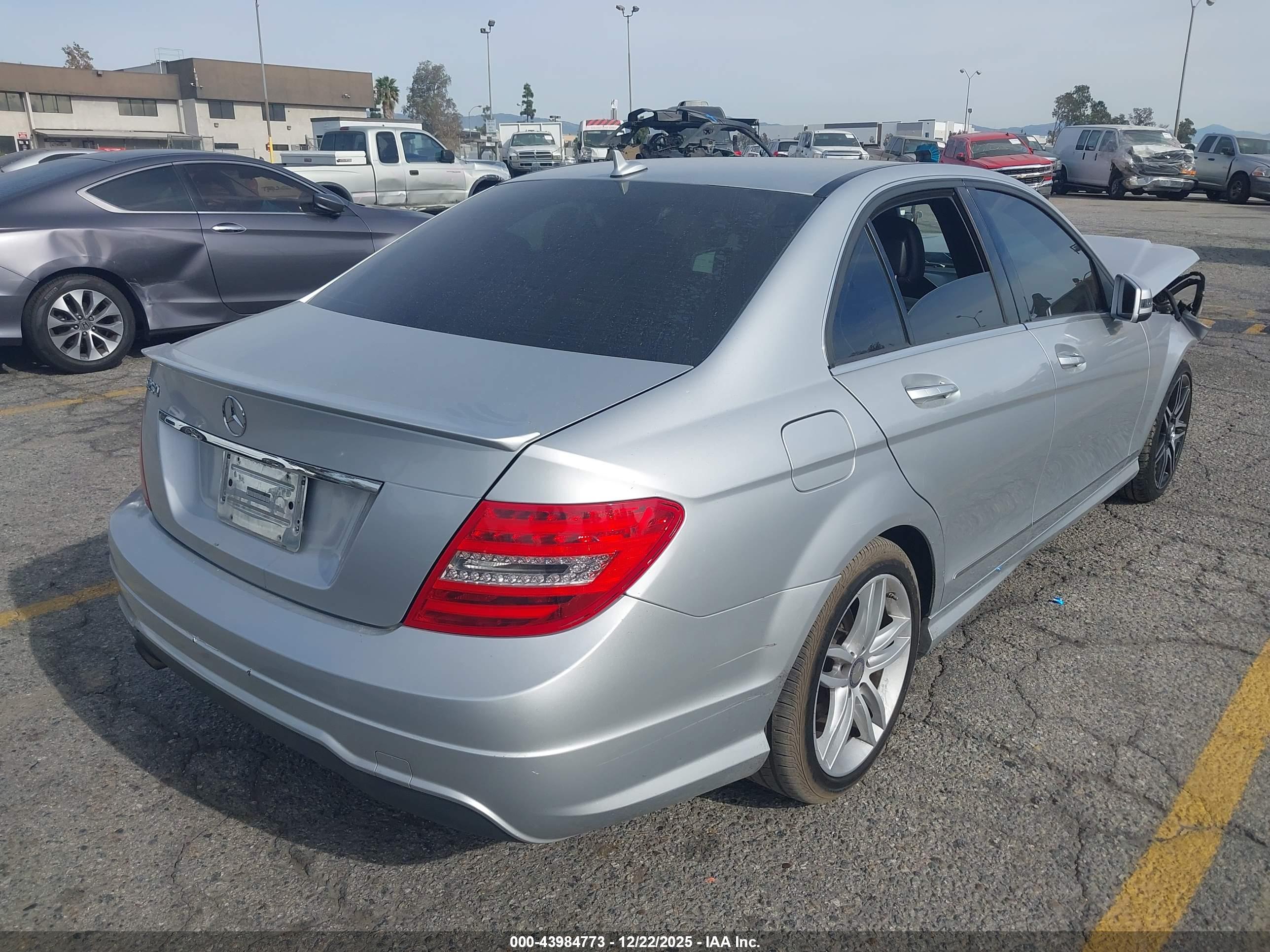 MERCEDES-BENZ C-CLASS image 4
