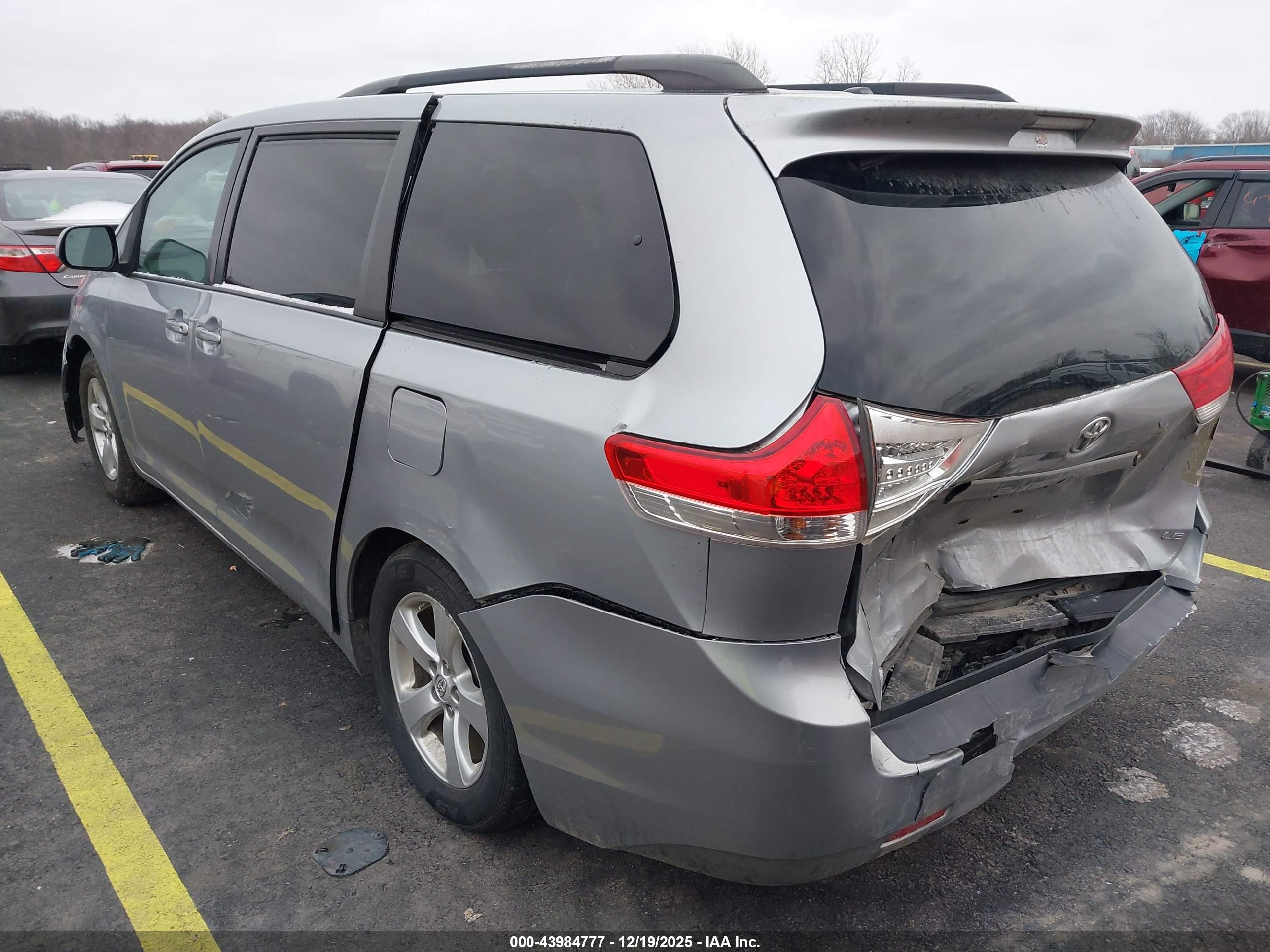 TOYOTA SIENNA image 3