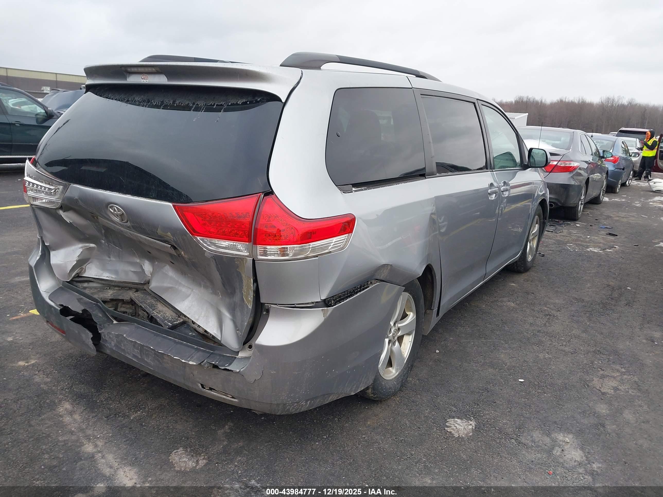 TOYOTA SIENNA image 4