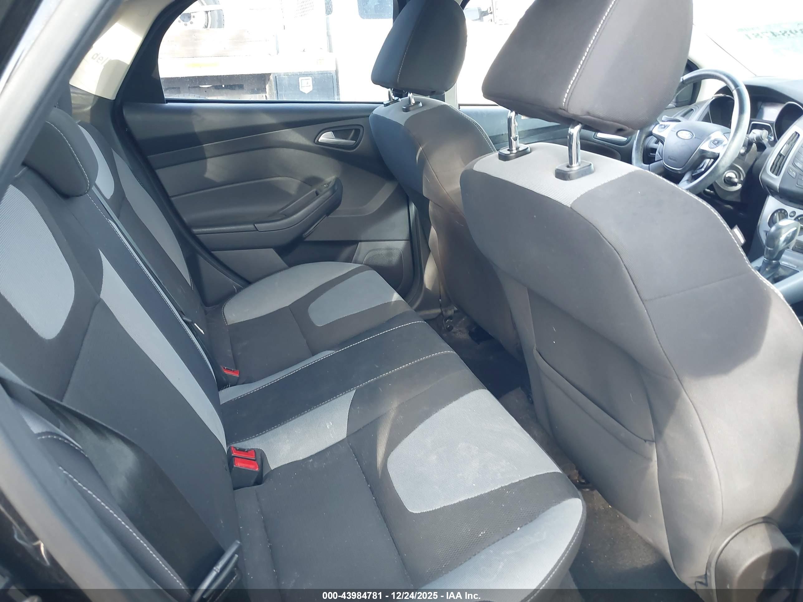 FORD FOCUS image 8