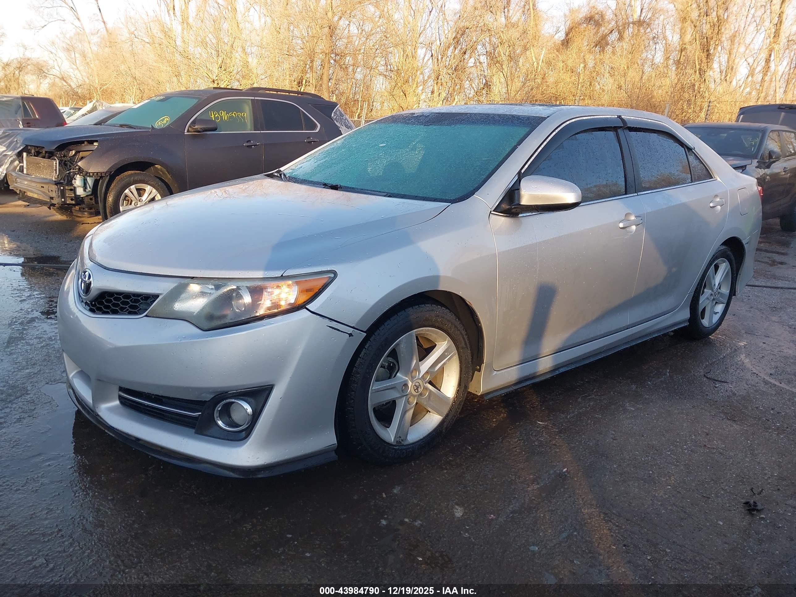 TOYOTA CAMRY image 2