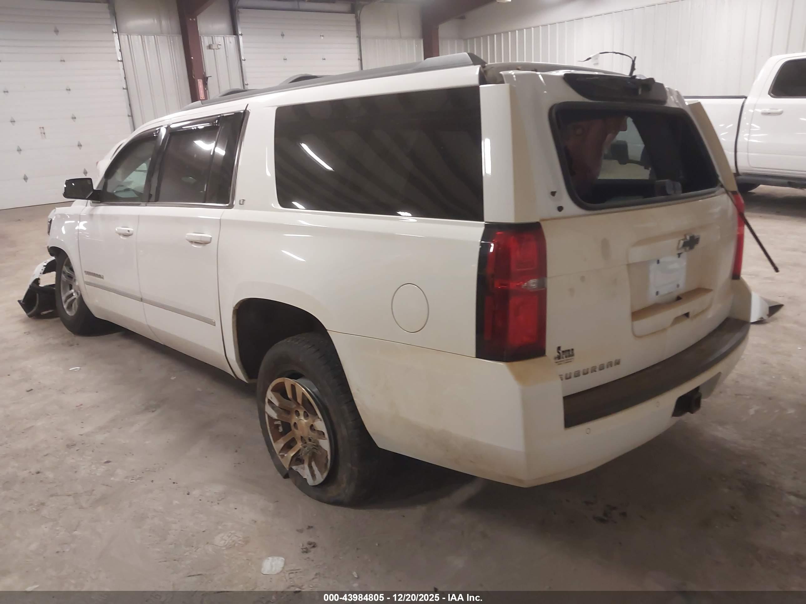 CHEVROLET SUBURBAN image 3