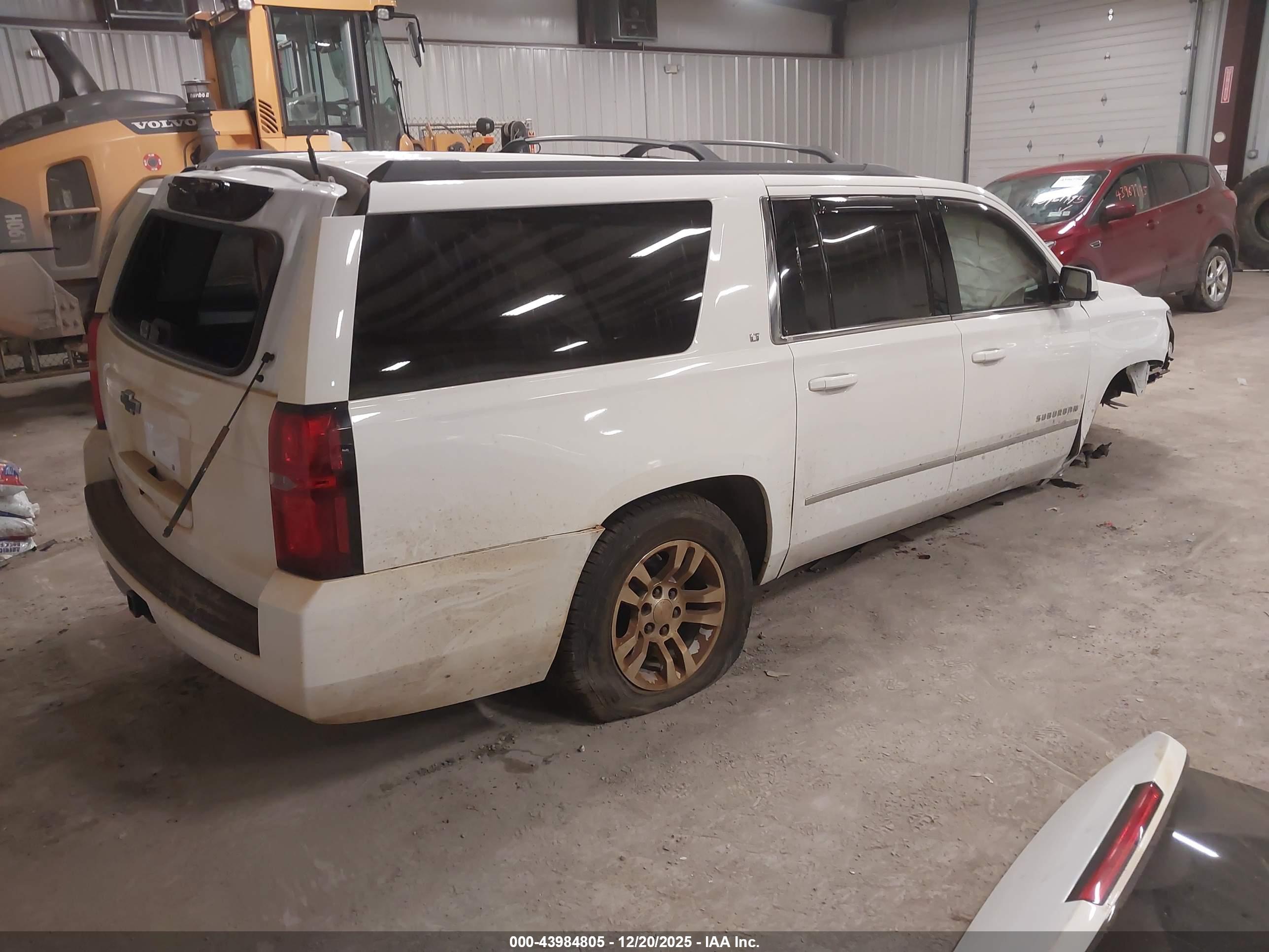 CHEVROLET SUBURBAN image 4