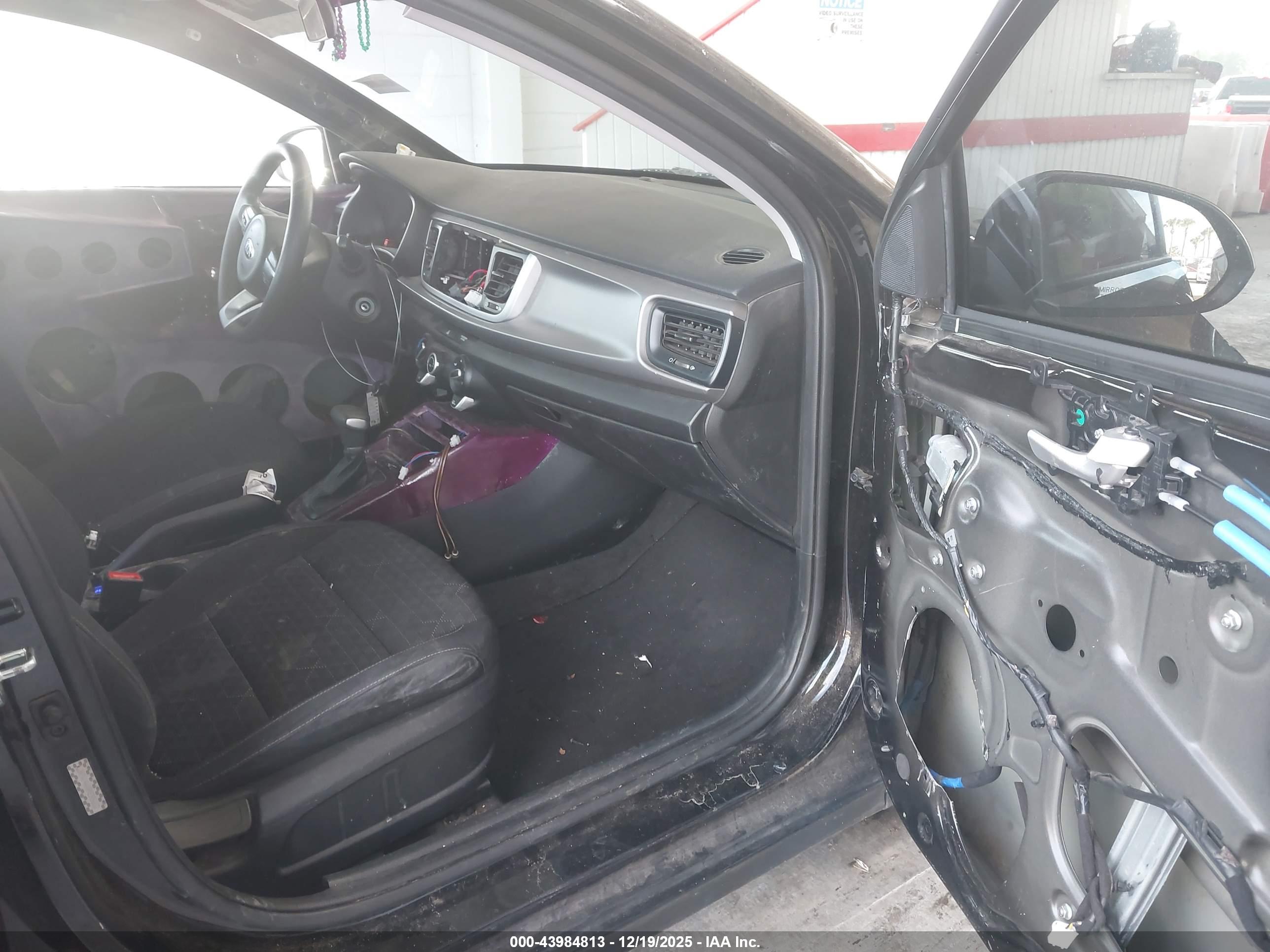 KIA RIO image 5