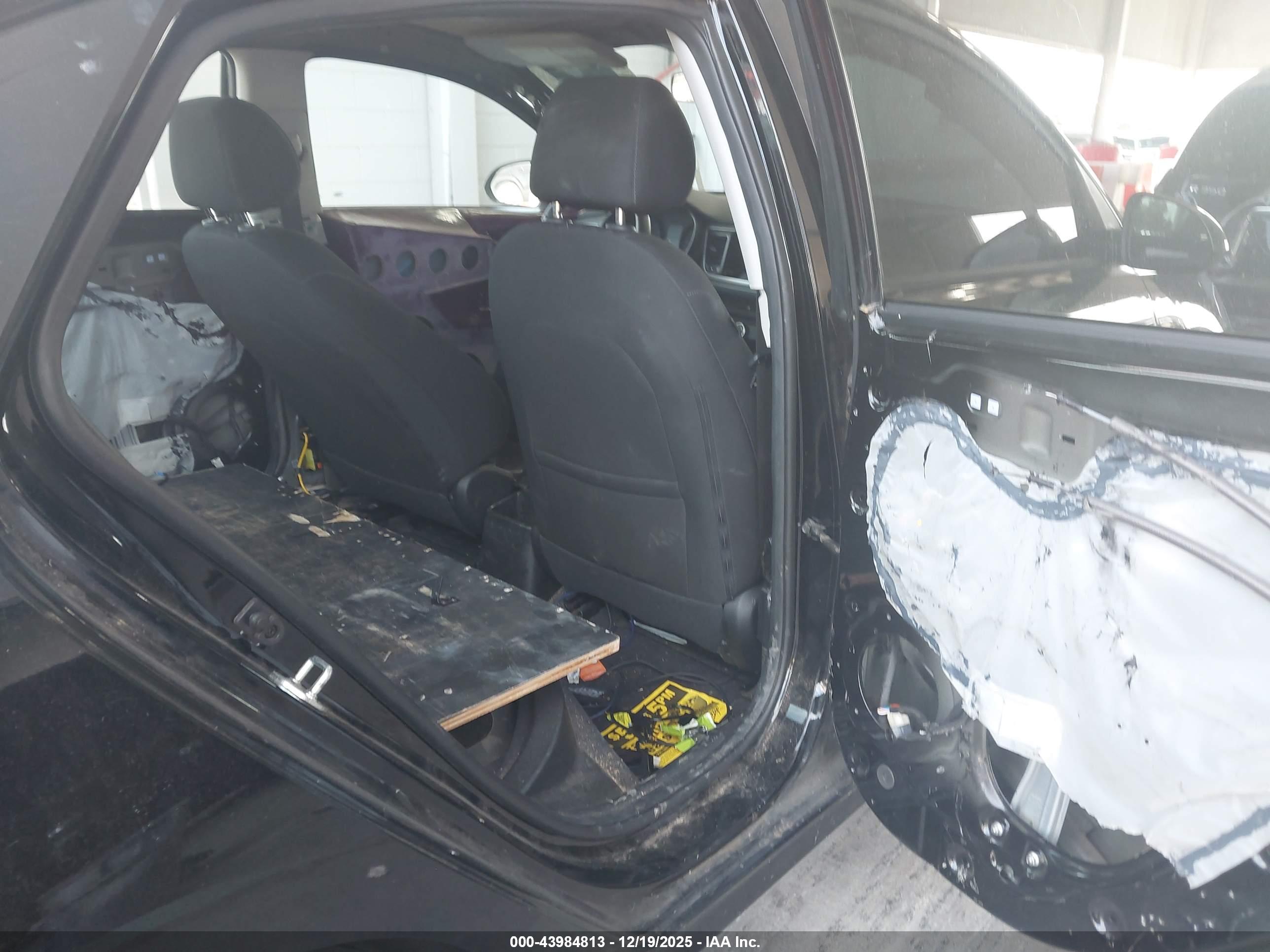 KIA RIO image 8