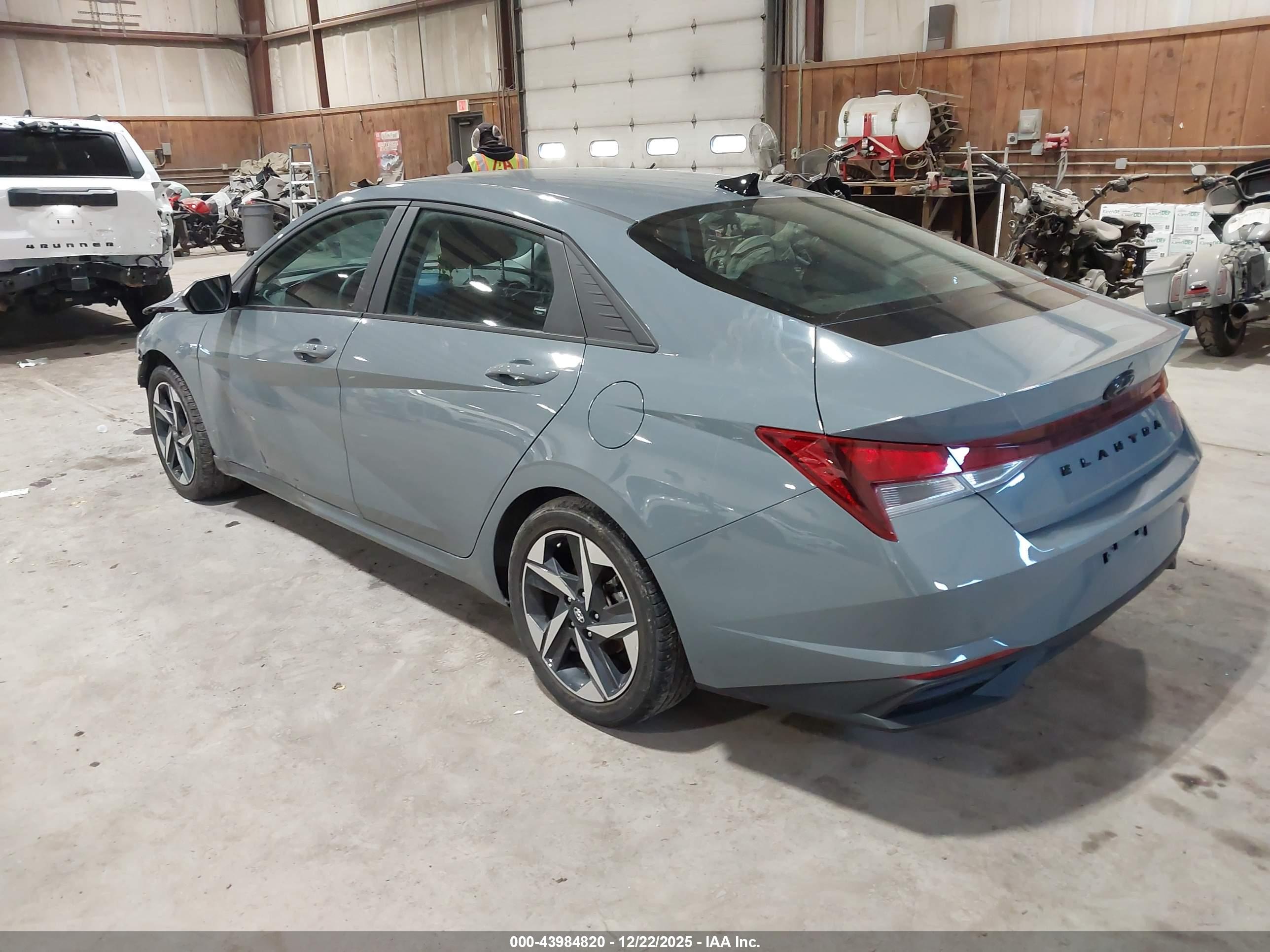 HYUNDAI ELANTRA image 3