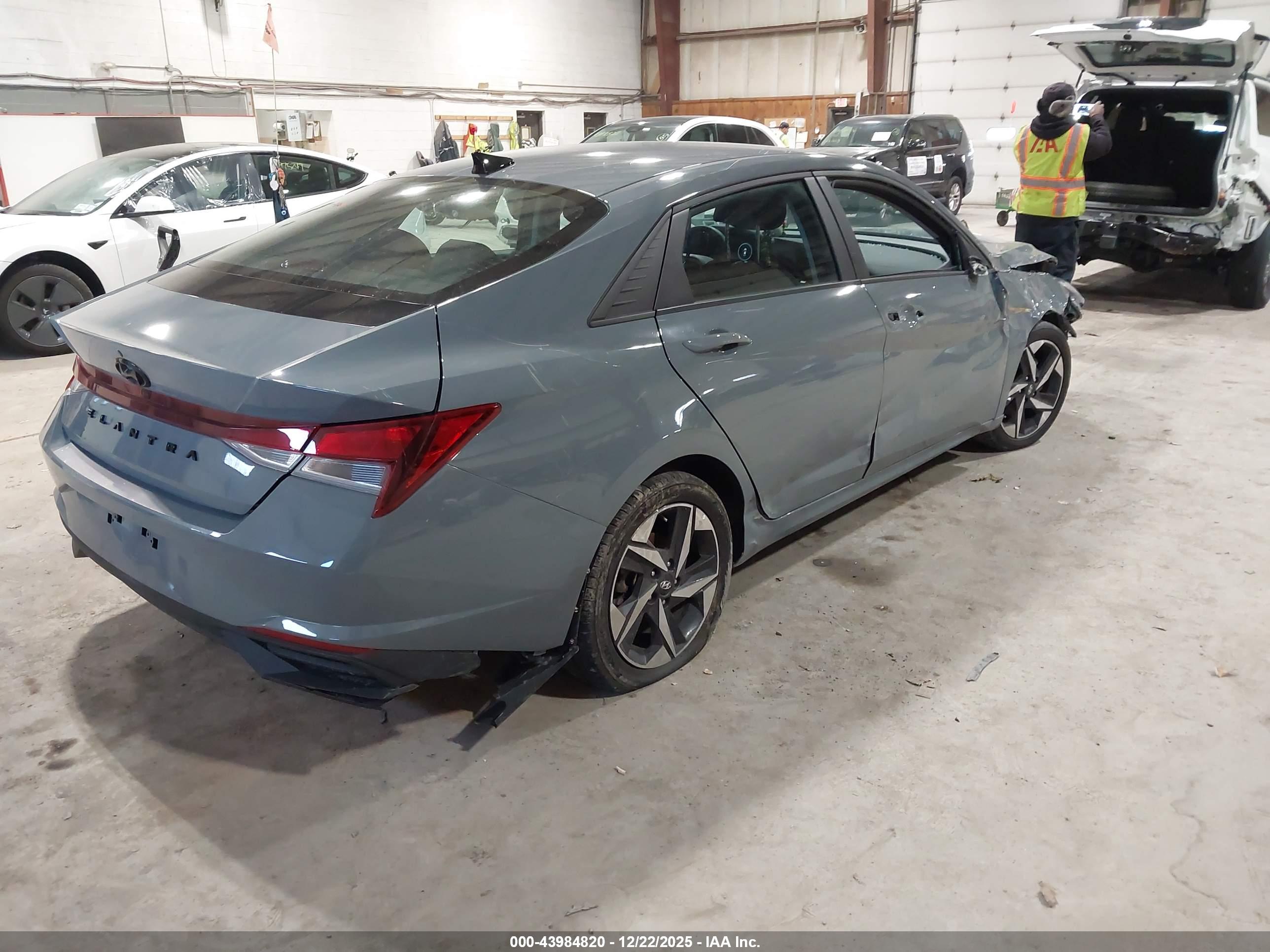 HYUNDAI ELANTRA image 4