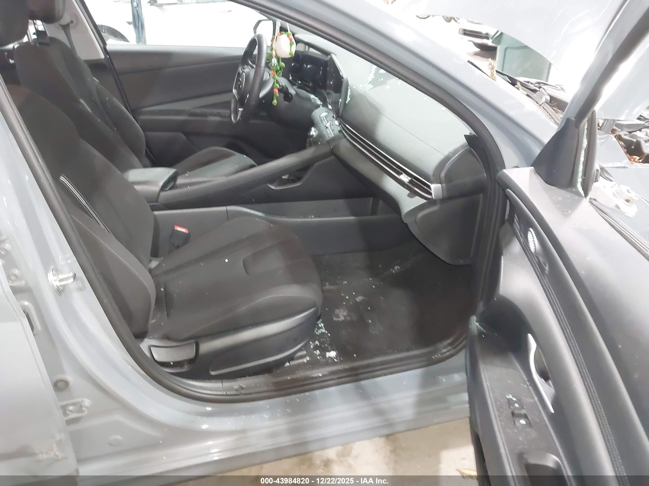 HYUNDAI ELANTRA image 5