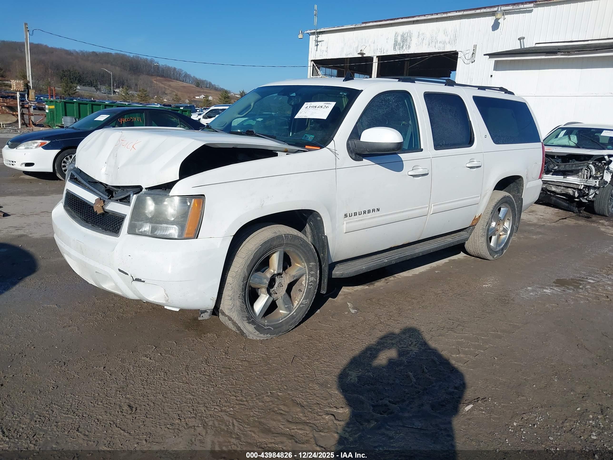 CHEVROLET SUBURBAN image 2