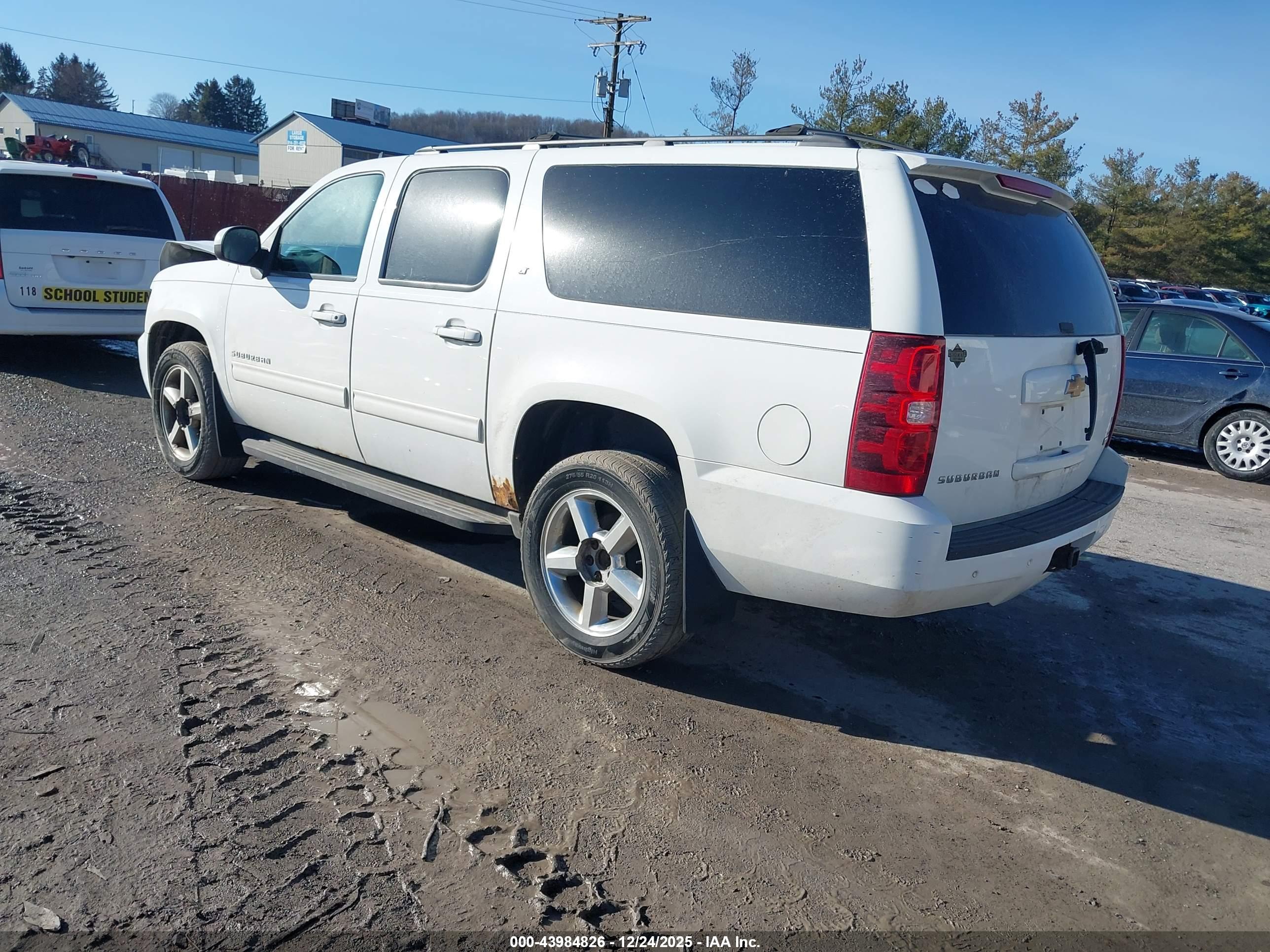 CHEVROLET SUBURBAN image 3