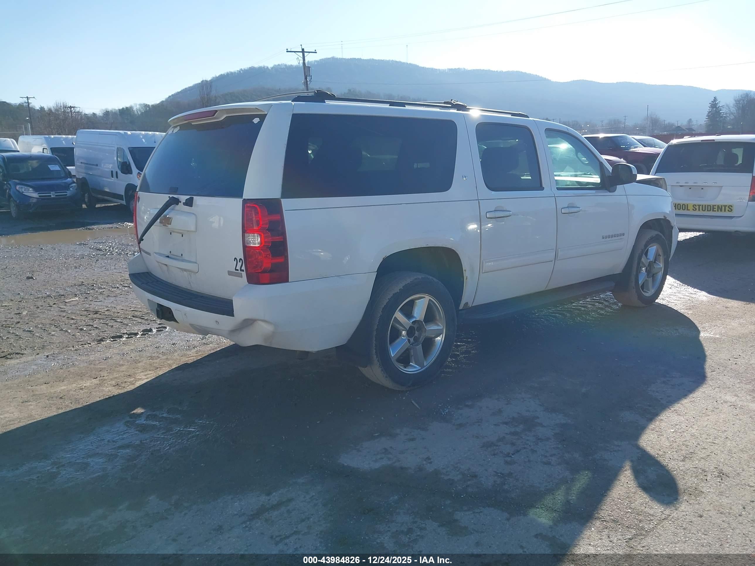 CHEVROLET SUBURBAN image 4