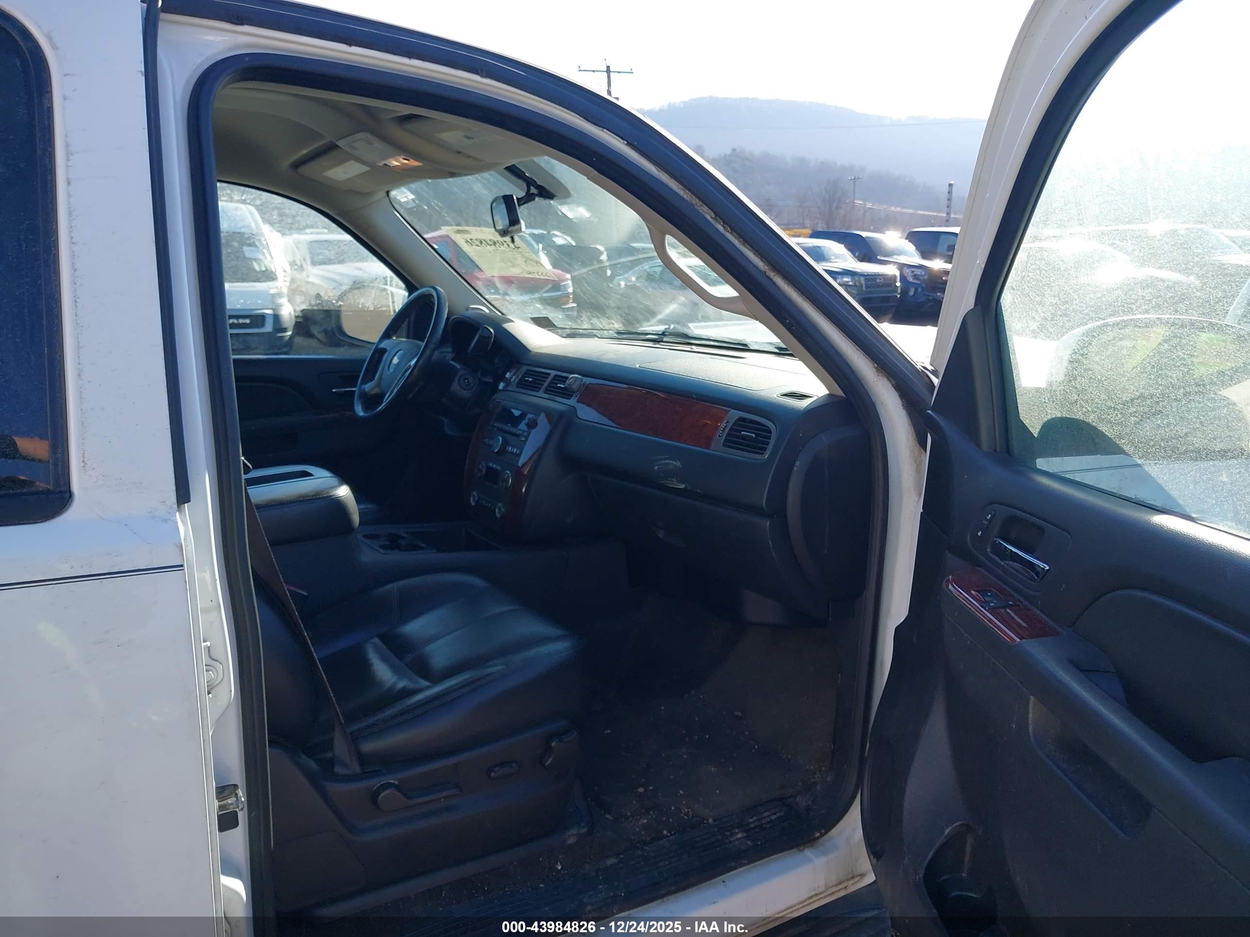 CHEVROLET SUBURBAN image 5