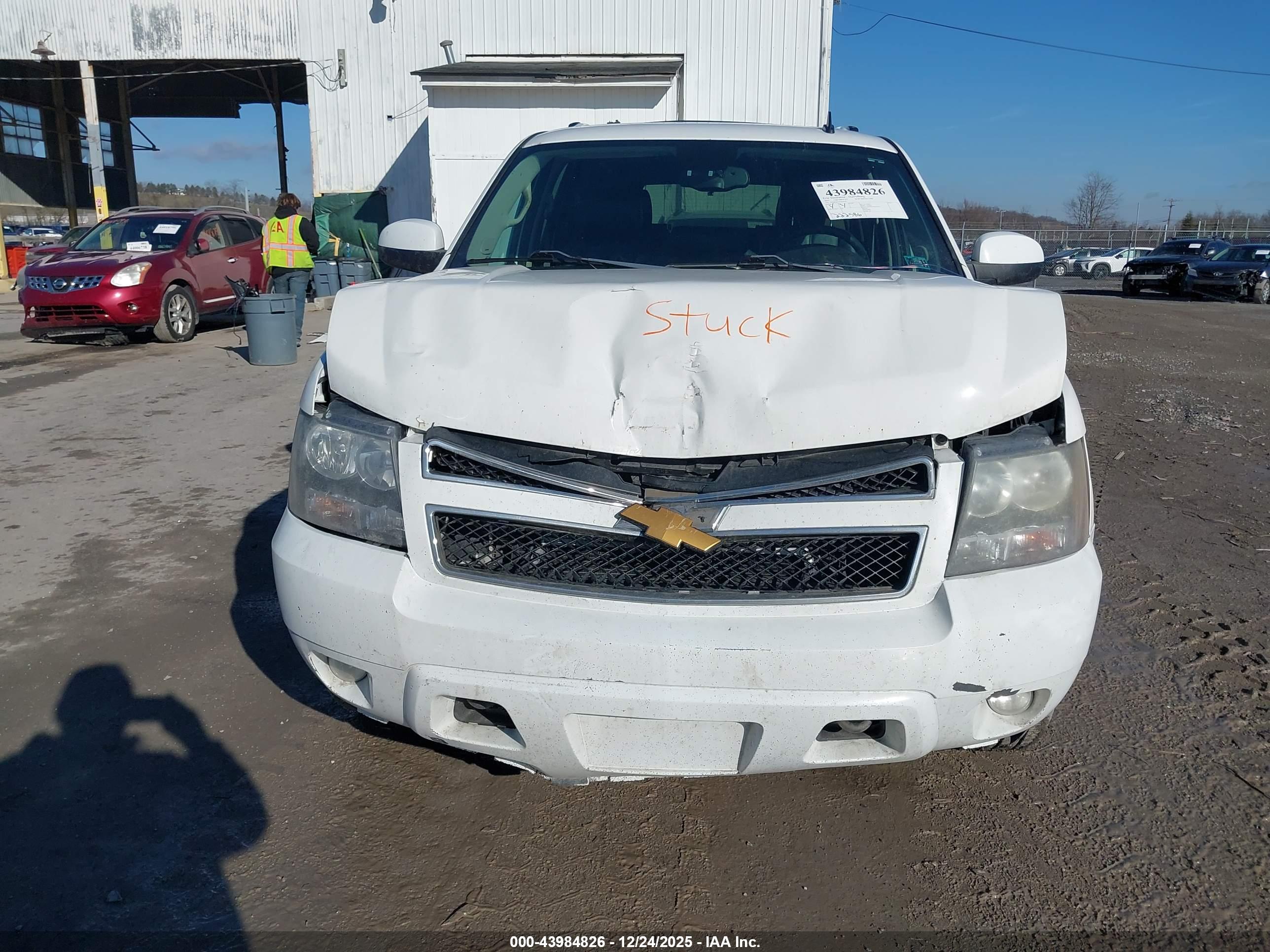 CHEVROLET SUBURBAN image 6