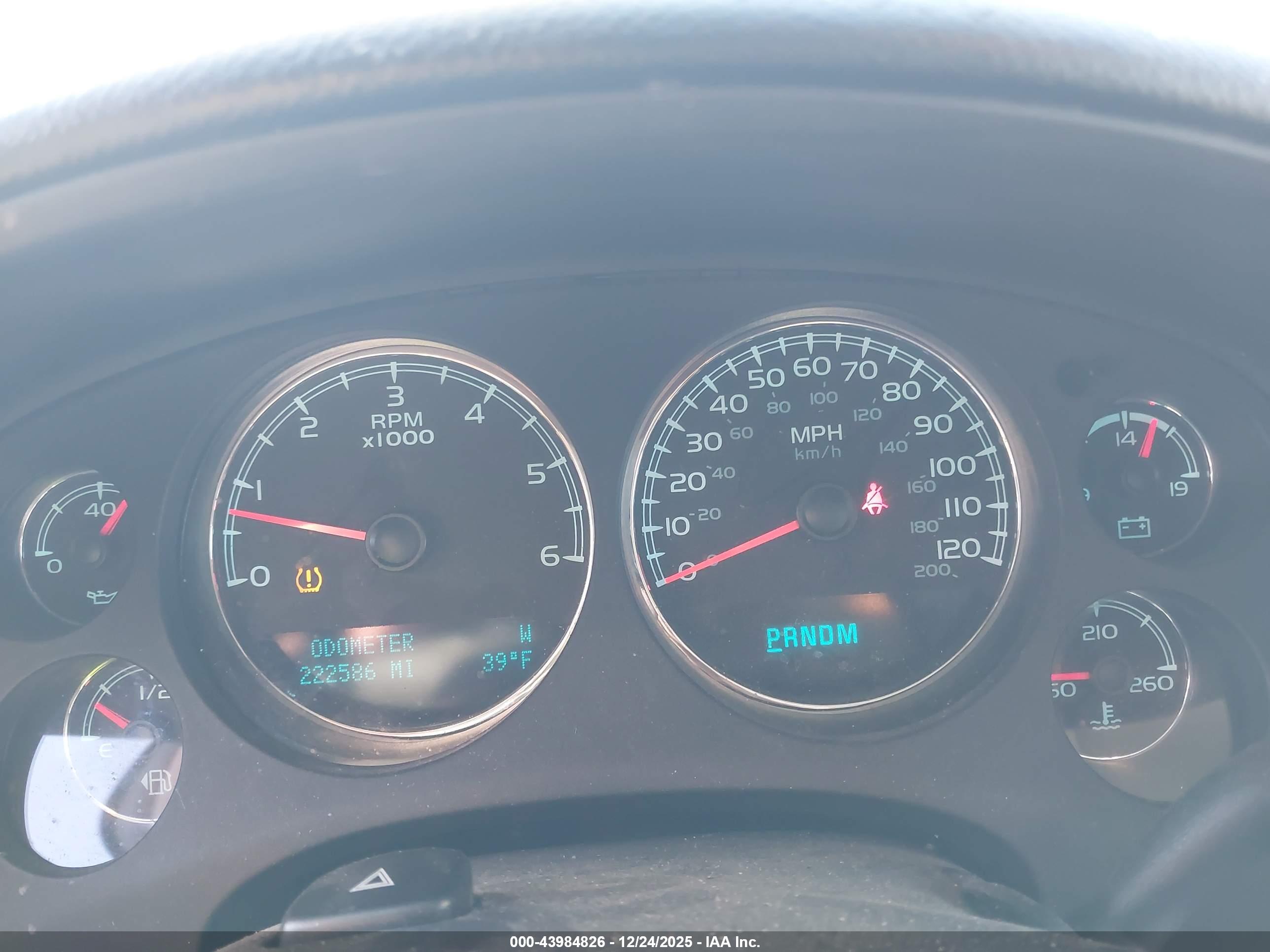 CHEVROLET SUBURBAN image 7