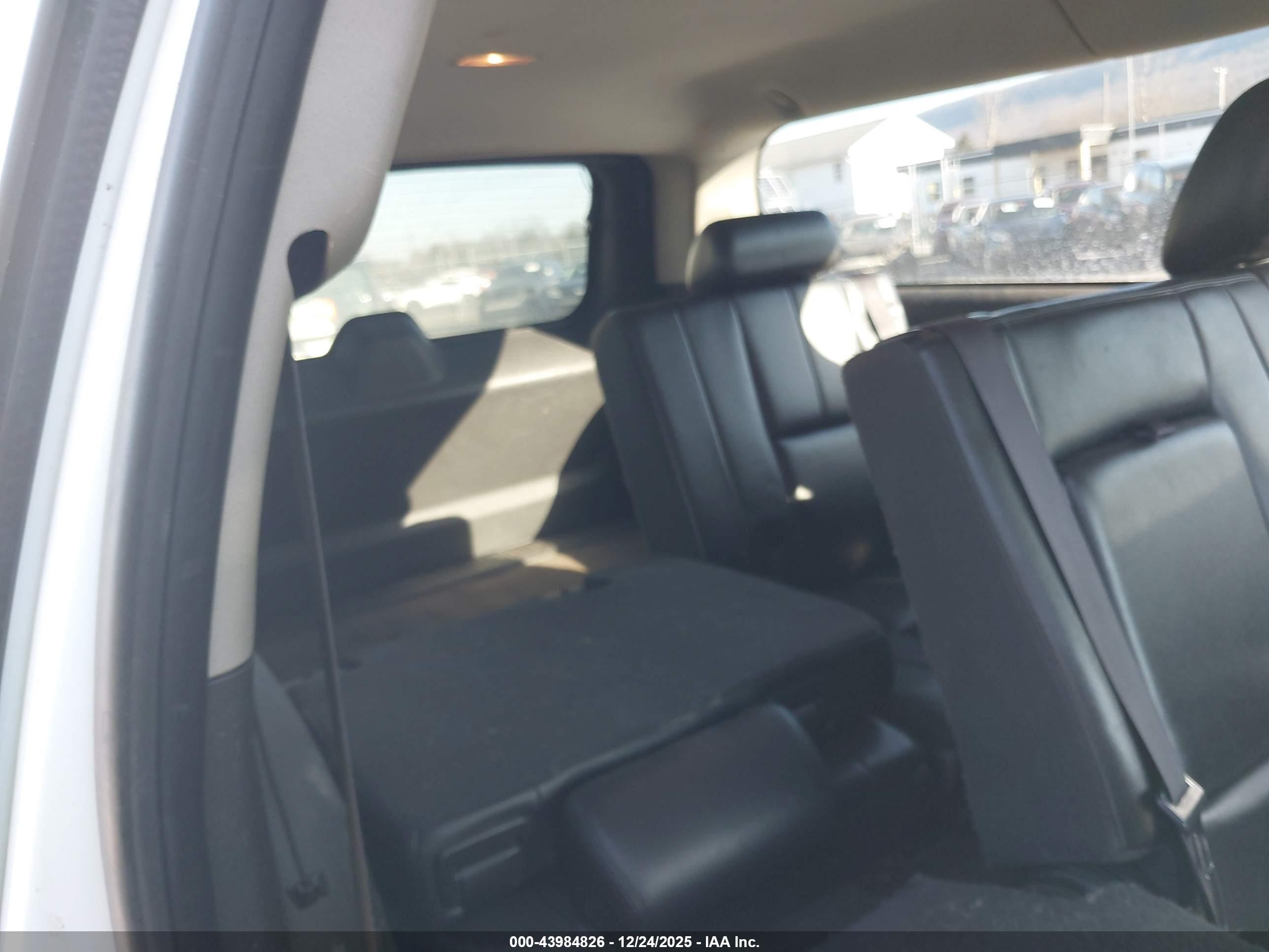 CHEVROLET SUBURBAN image 8