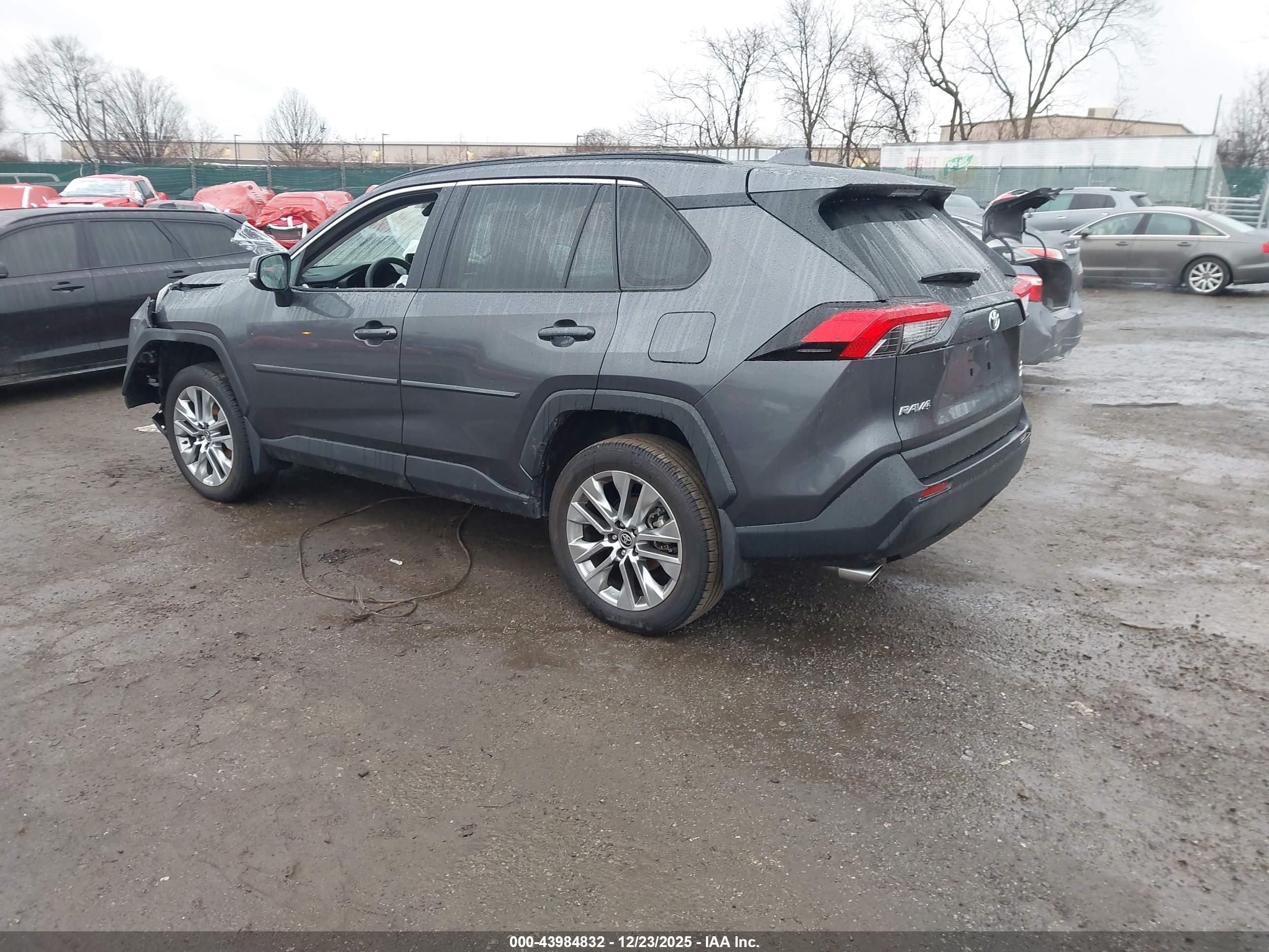 TOYOTA RAV4 image 3