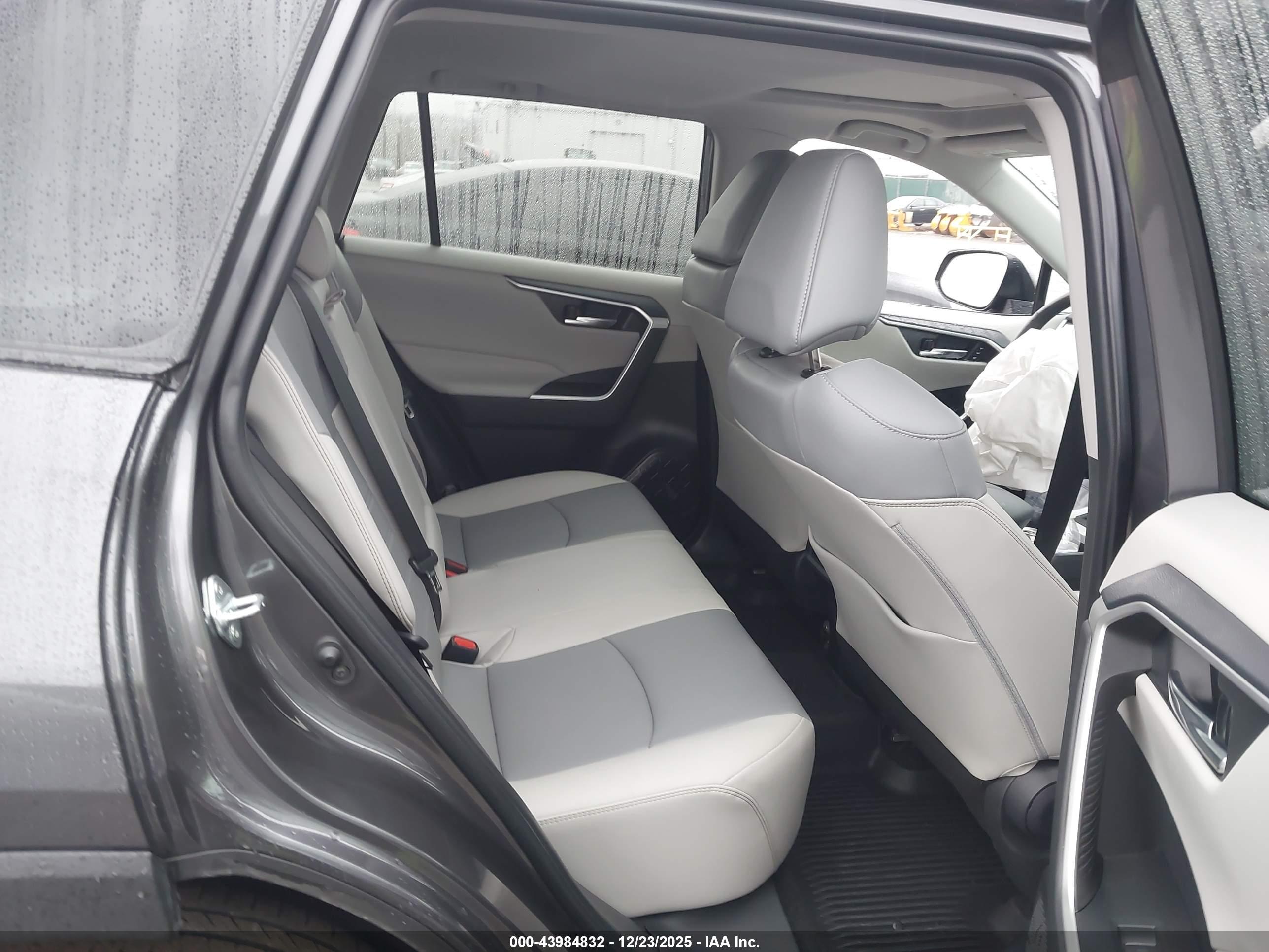 TOYOTA RAV4 image 8