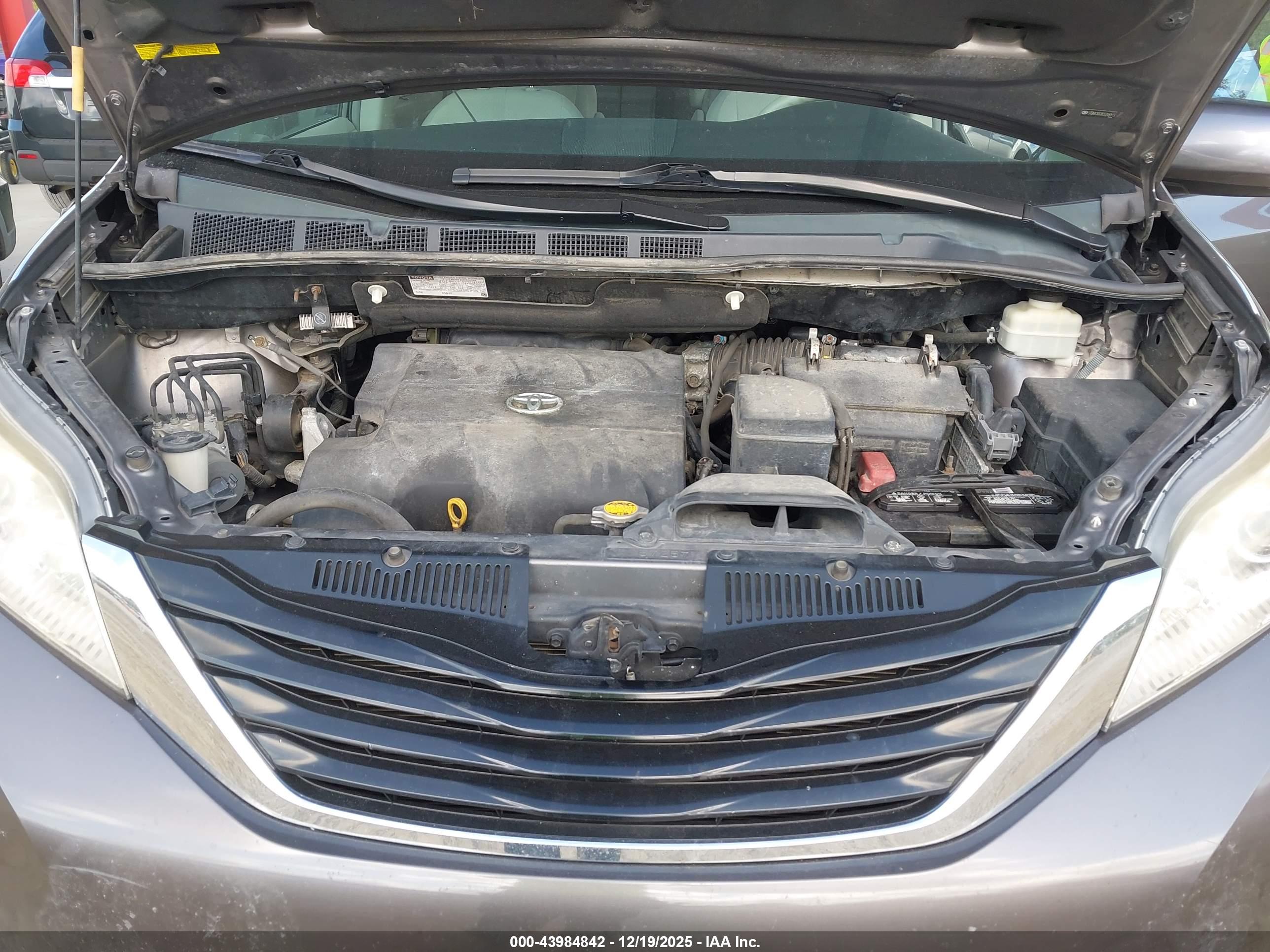 TOYOTA SIENNA image 10