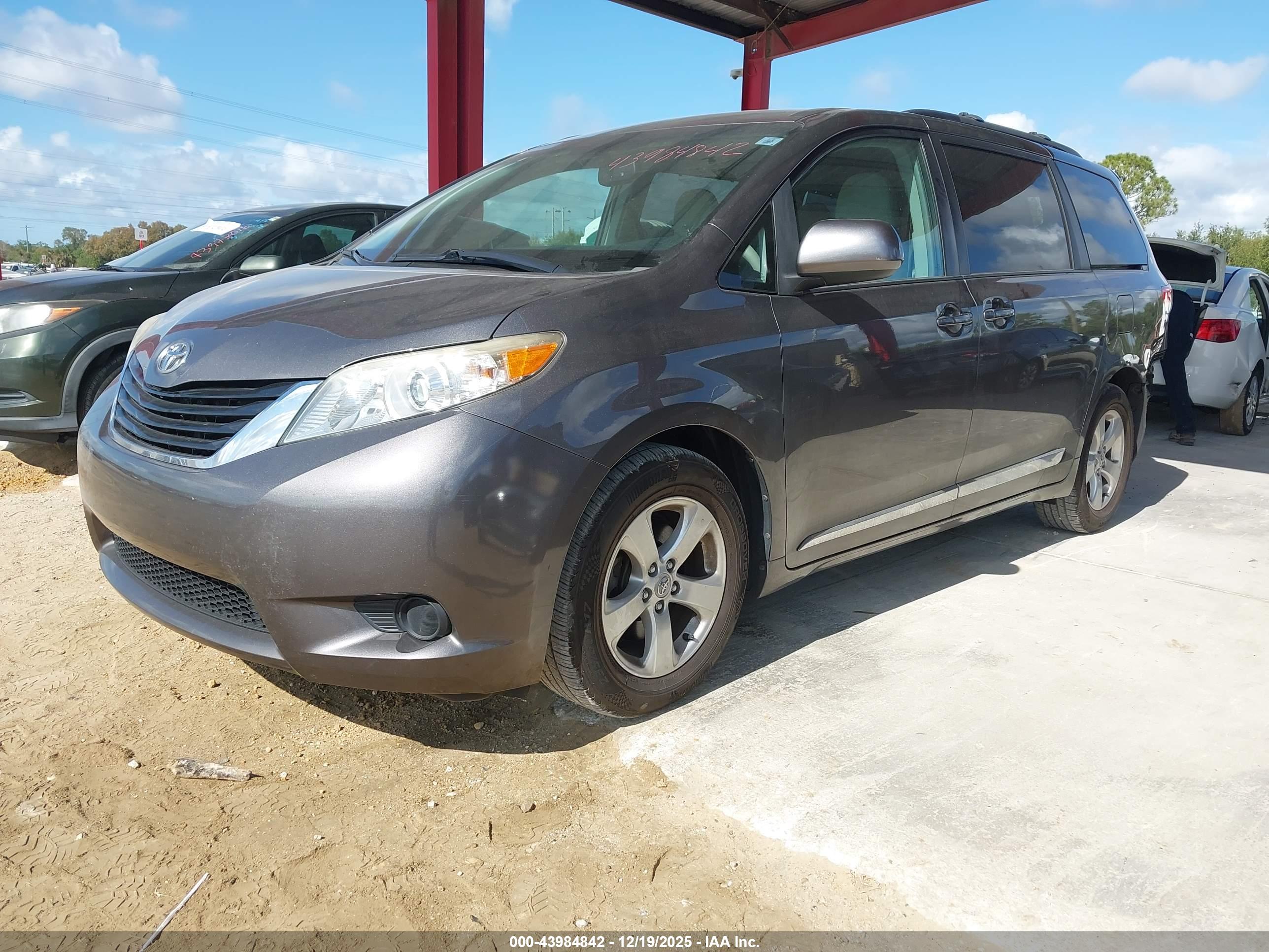 TOYOTA SIENNA image 2