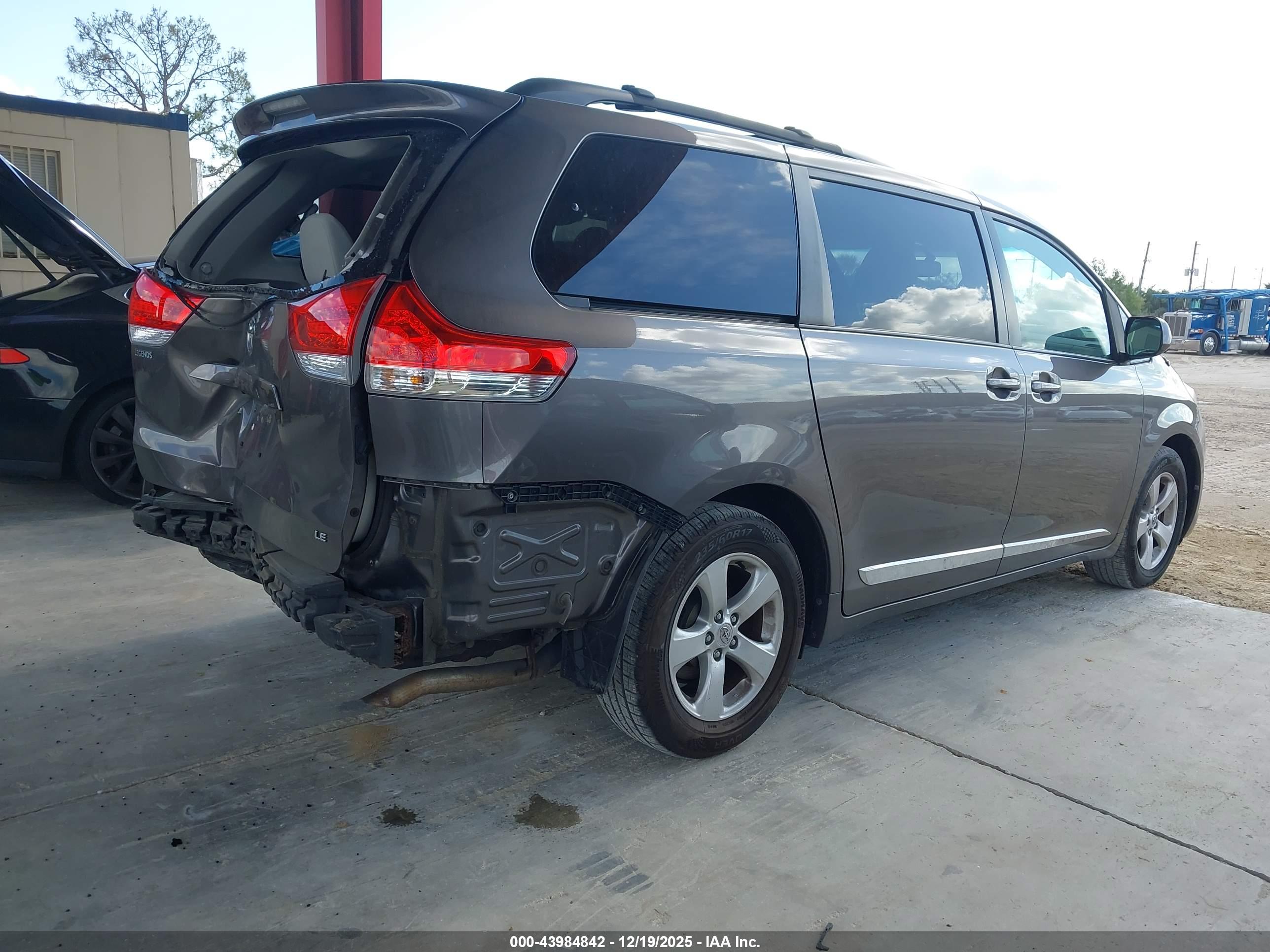 TOYOTA SIENNA image 4