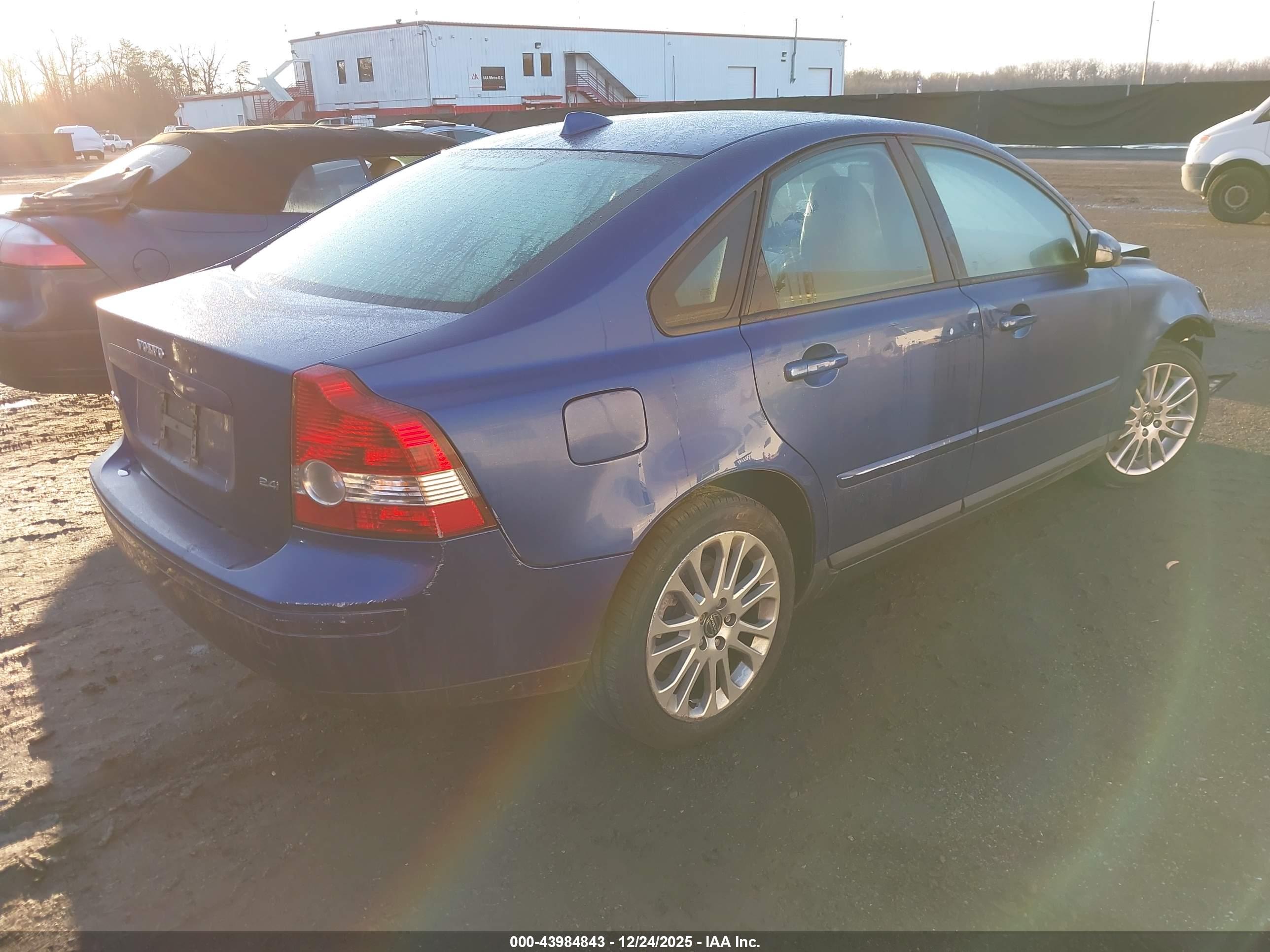VOLVO S40 image 4