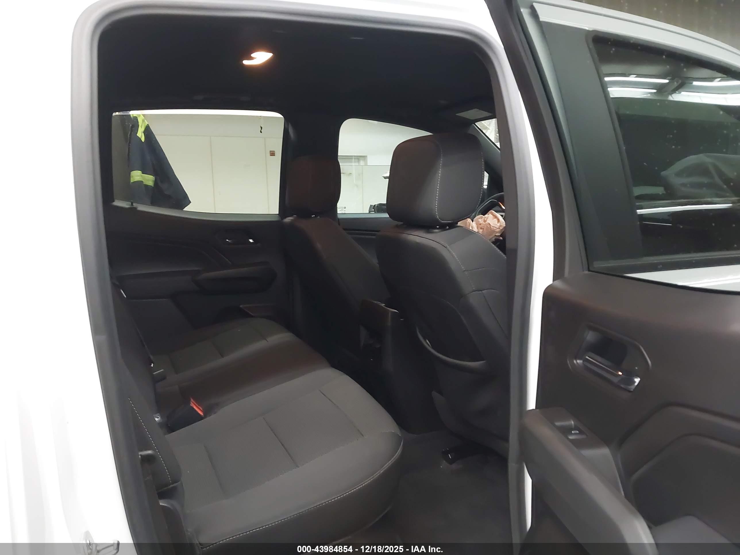 GMC CANYON image 8