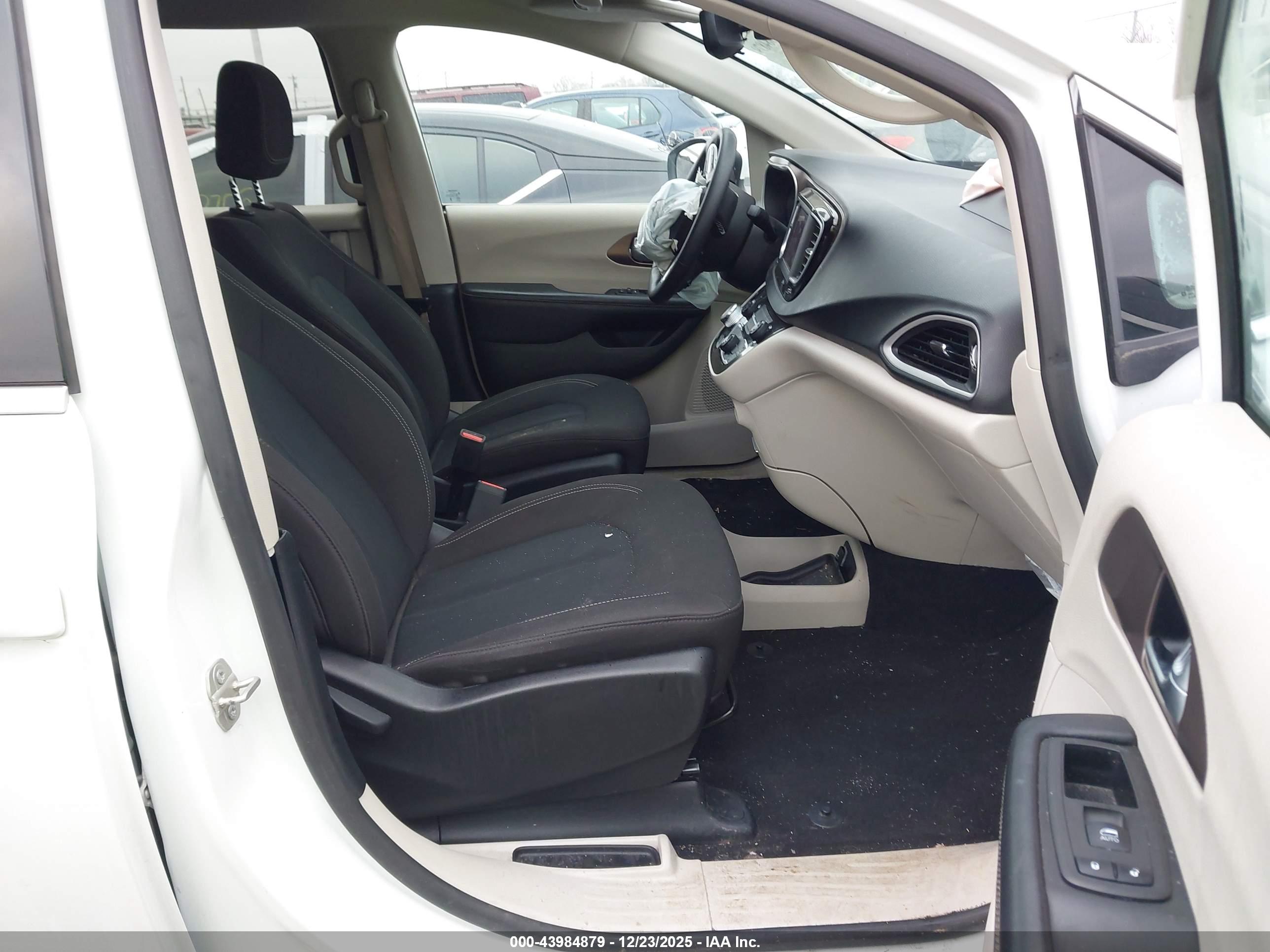 CHRYSLER VOYAGER image 5