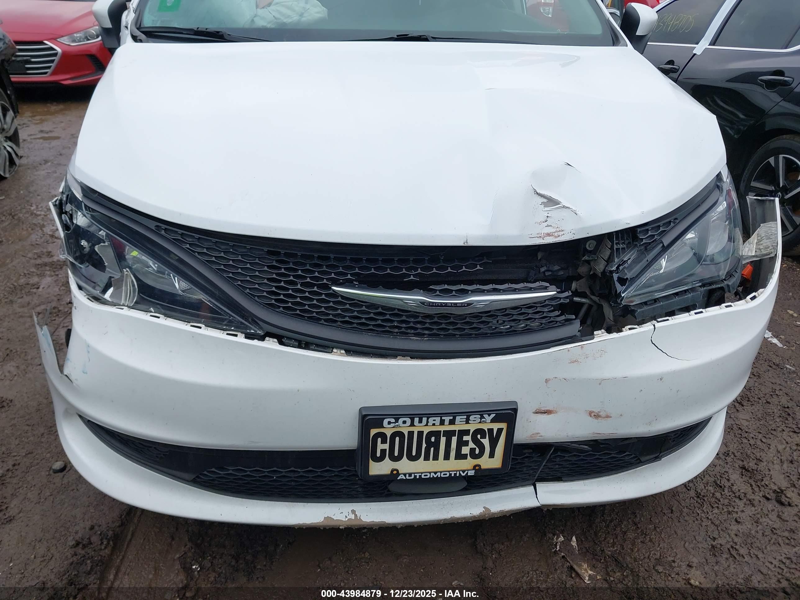 CHRYSLER VOYAGER image 6