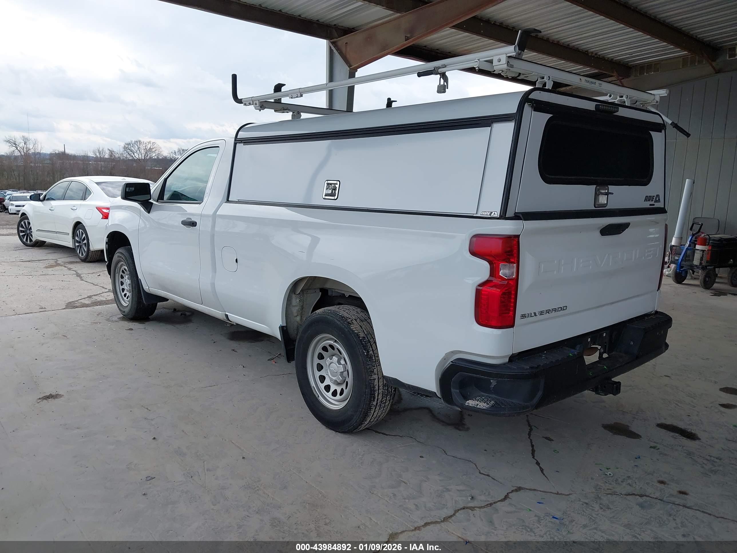 CHEVROLET SILVERADO image 3