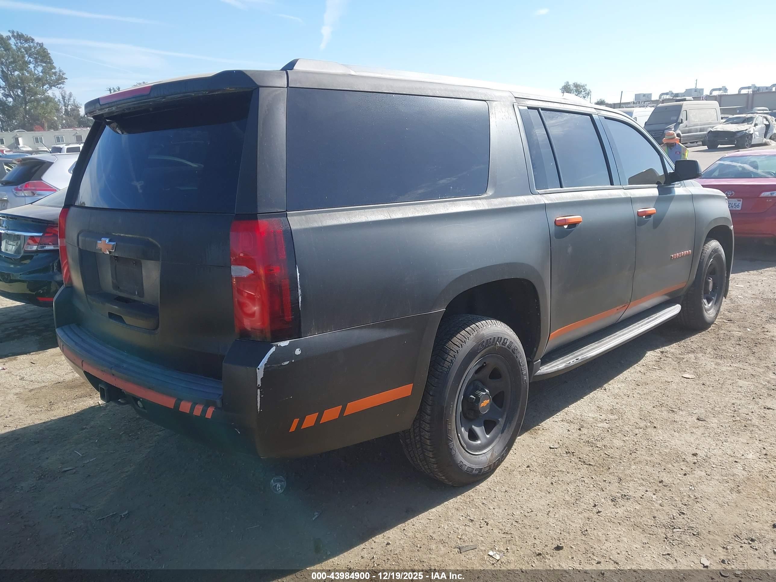 CHEVROLET SUBURBAN image 4