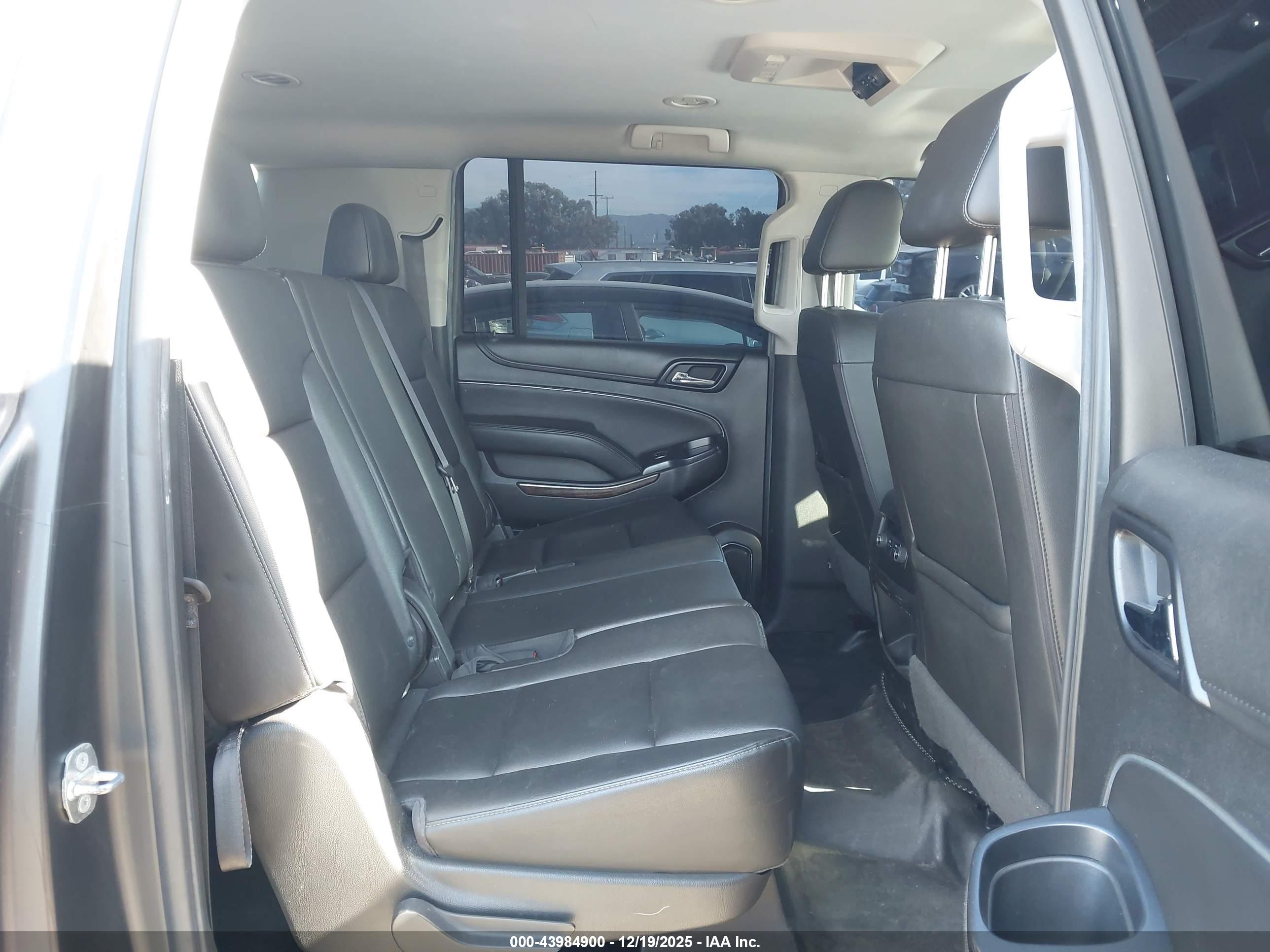 CHEVROLET SUBURBAN image 8
