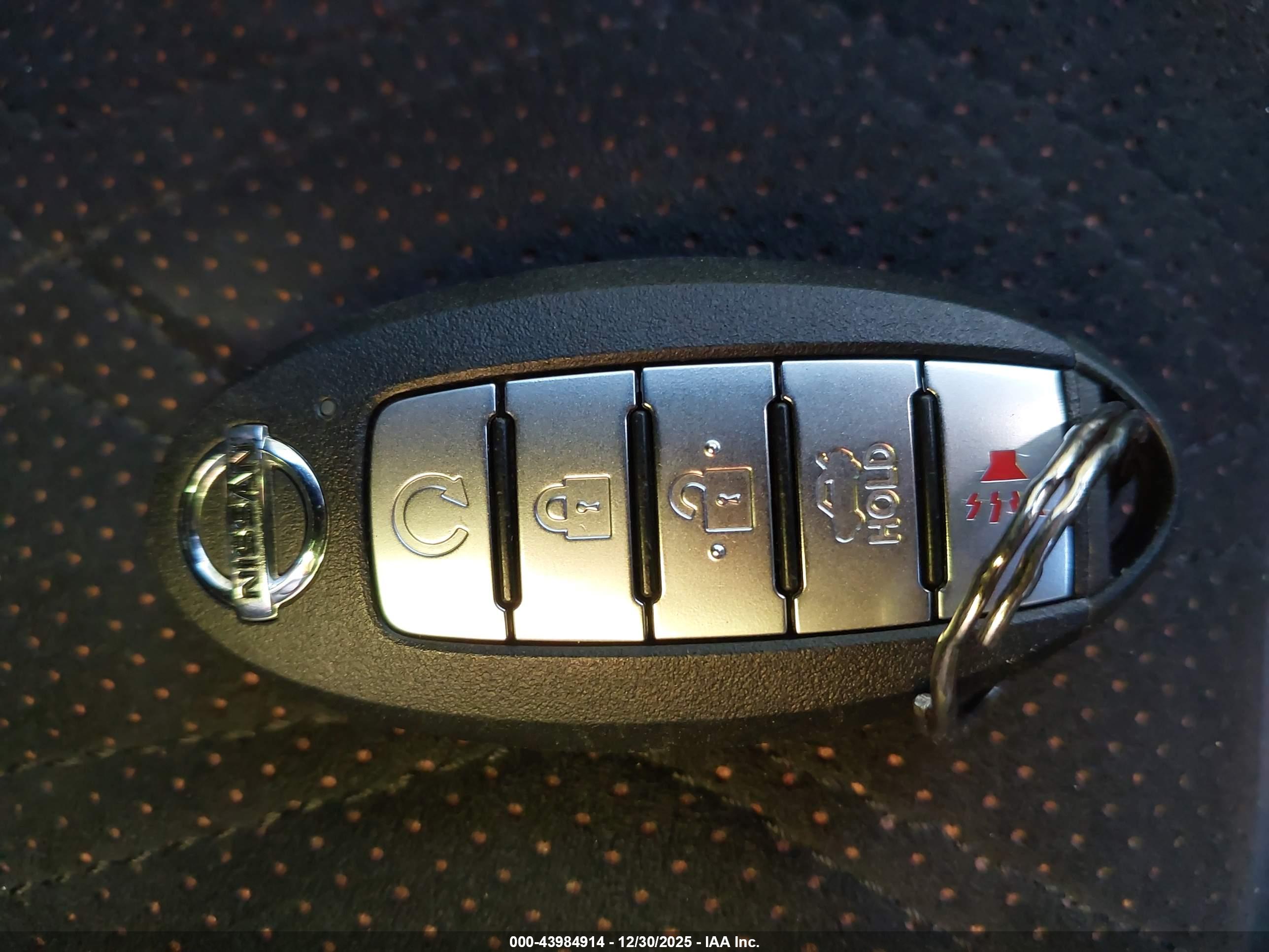 NISSAN MAXIMA image 11